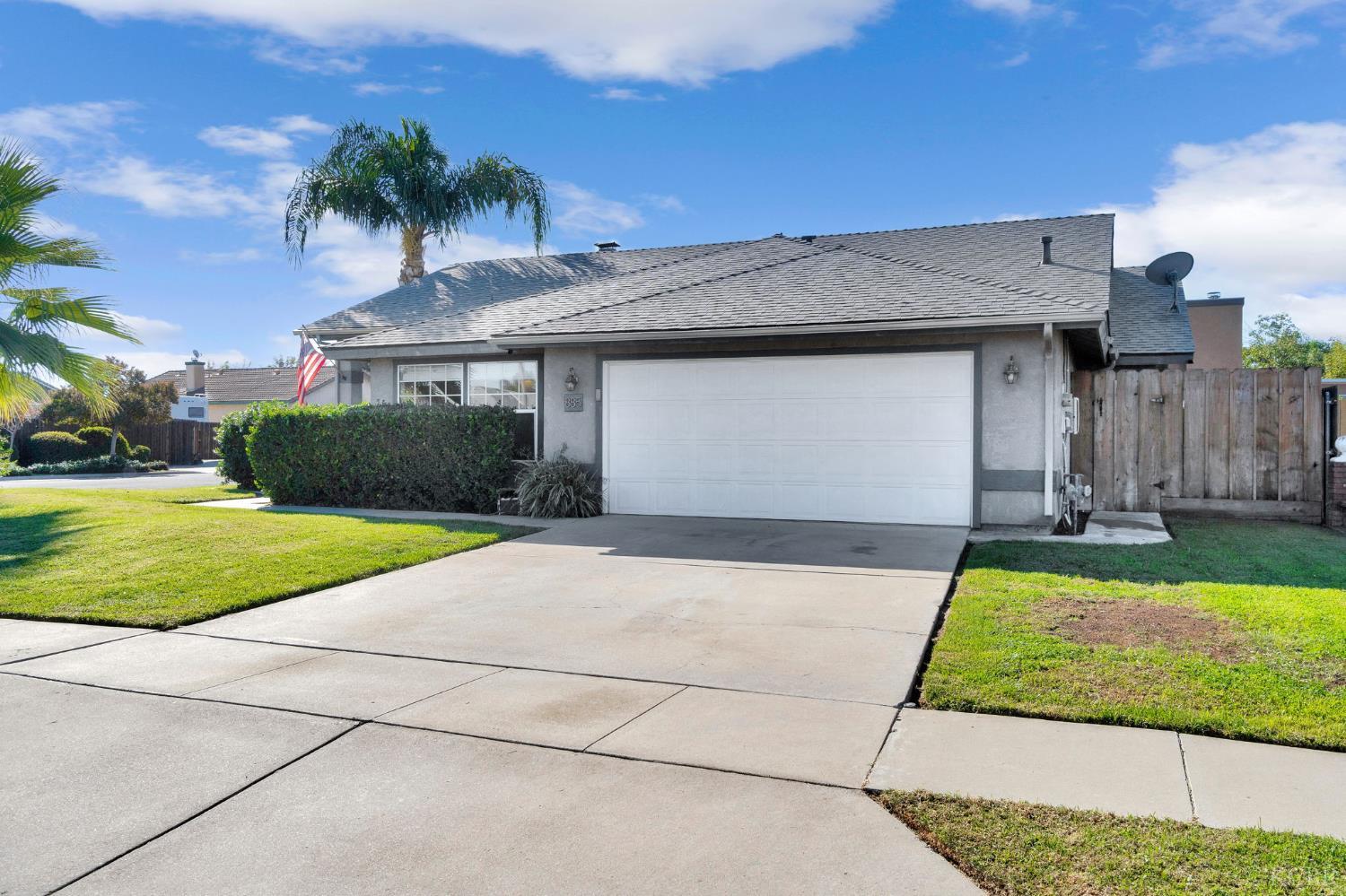 885 Rosewood Ln, Lemoore, CA 93245