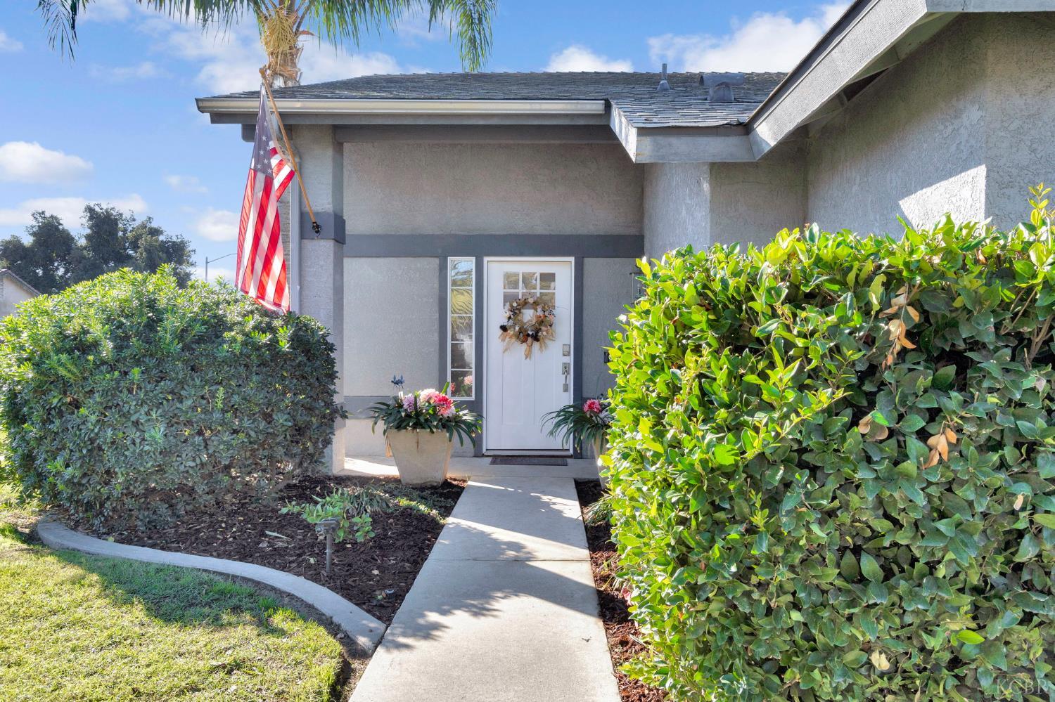 885 Rosewood Ln, Lemoore, CA 93245