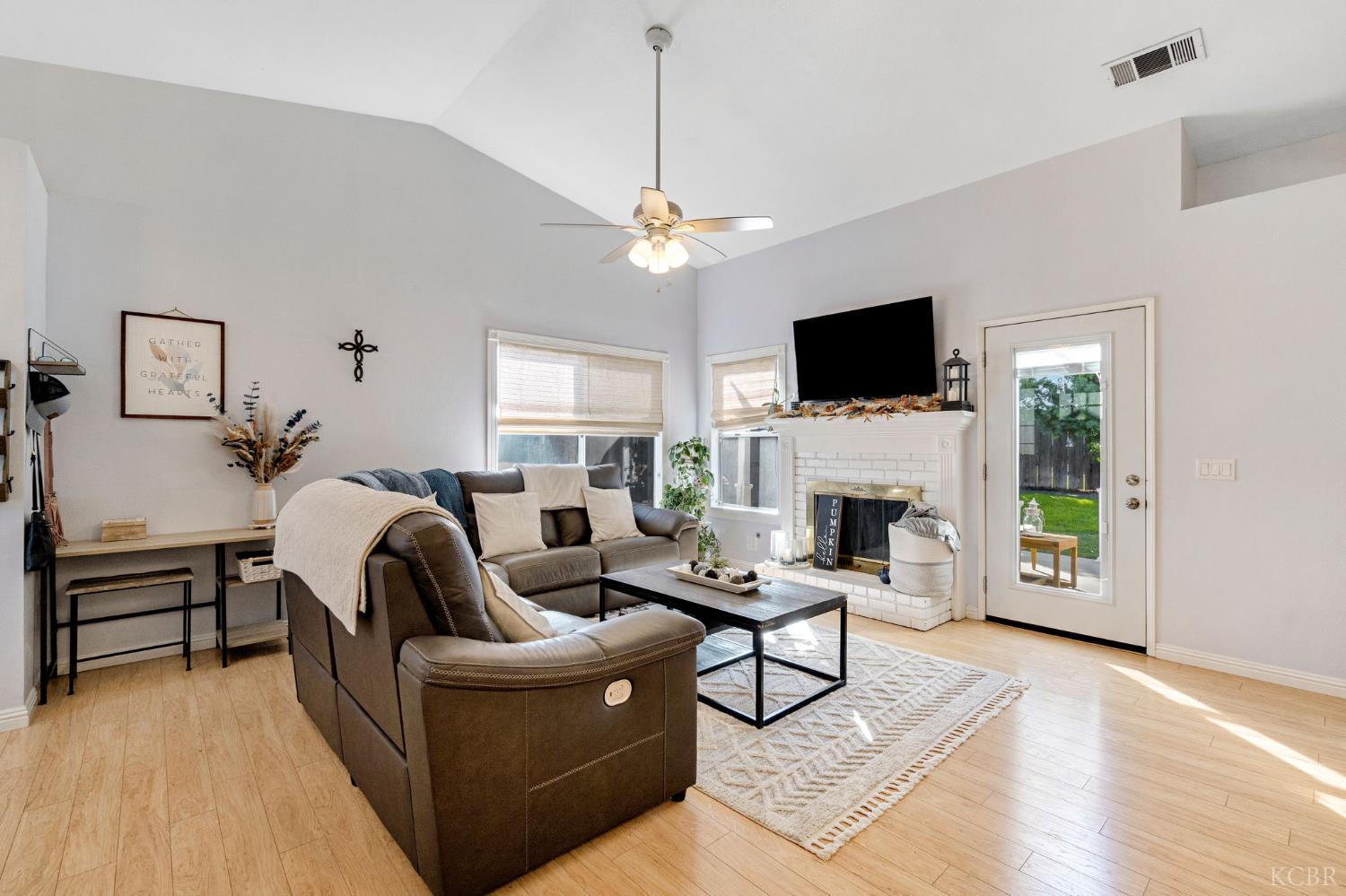 885 Rosewood Ln, Lemoore, CA 93245