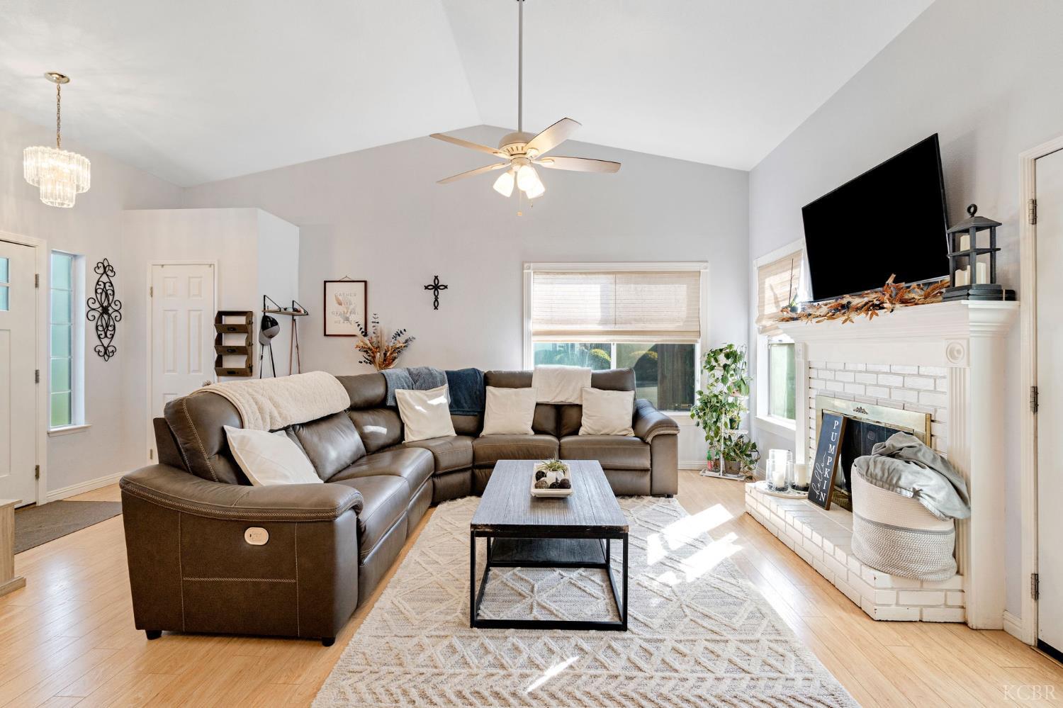 885 Rosewood Ln, Lemoore, CA 93245