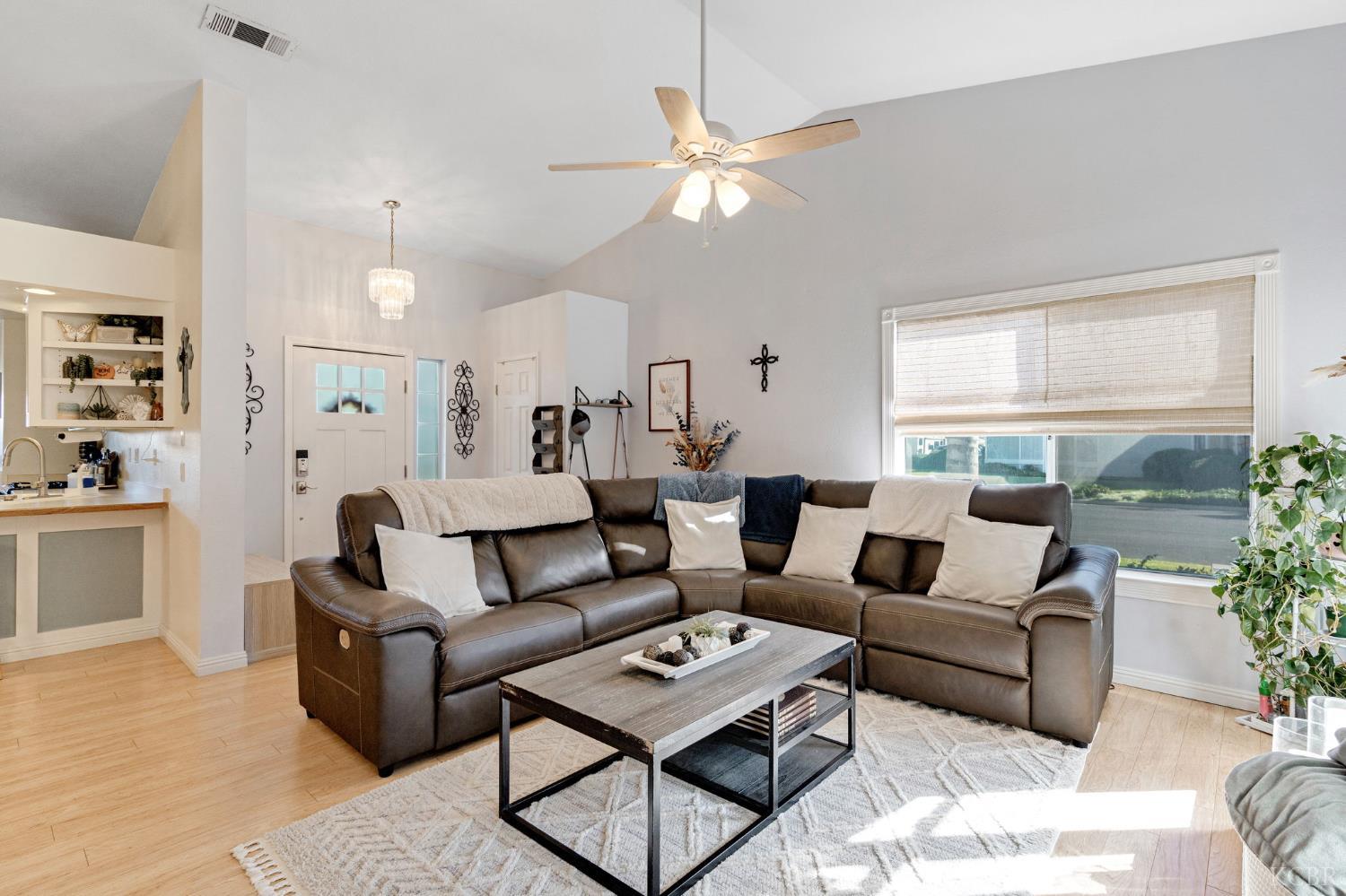 885 Rosewood Ln, Lemoore, CA 93245