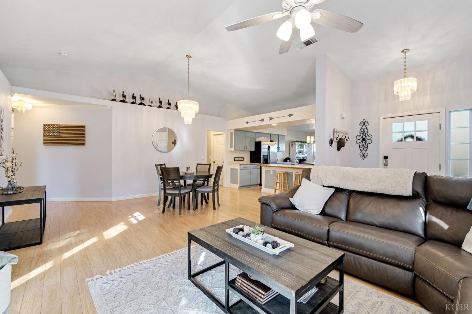 885 Rosewood Ln, Lemoore, CA 93245