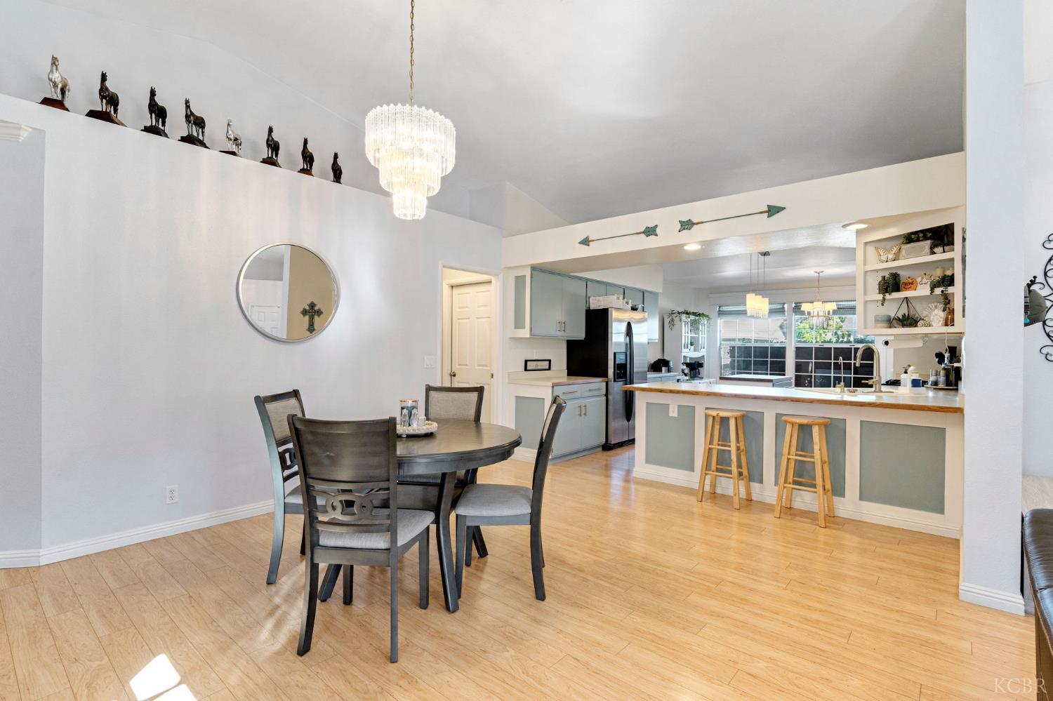 885 Rosewood Ln, Lemoore, CA 93245