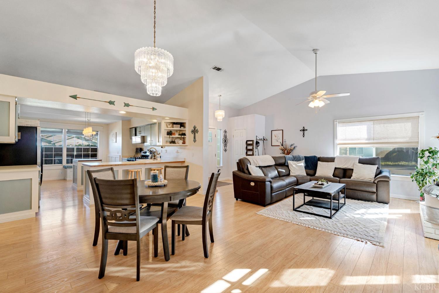 885 Rosewood Ln, Lemoore, CA 93245