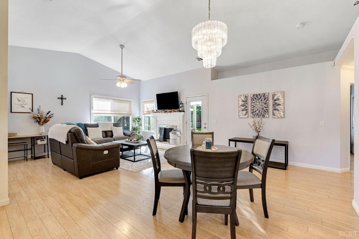 885 Rosewood Ln, Lemoore, CA 93245