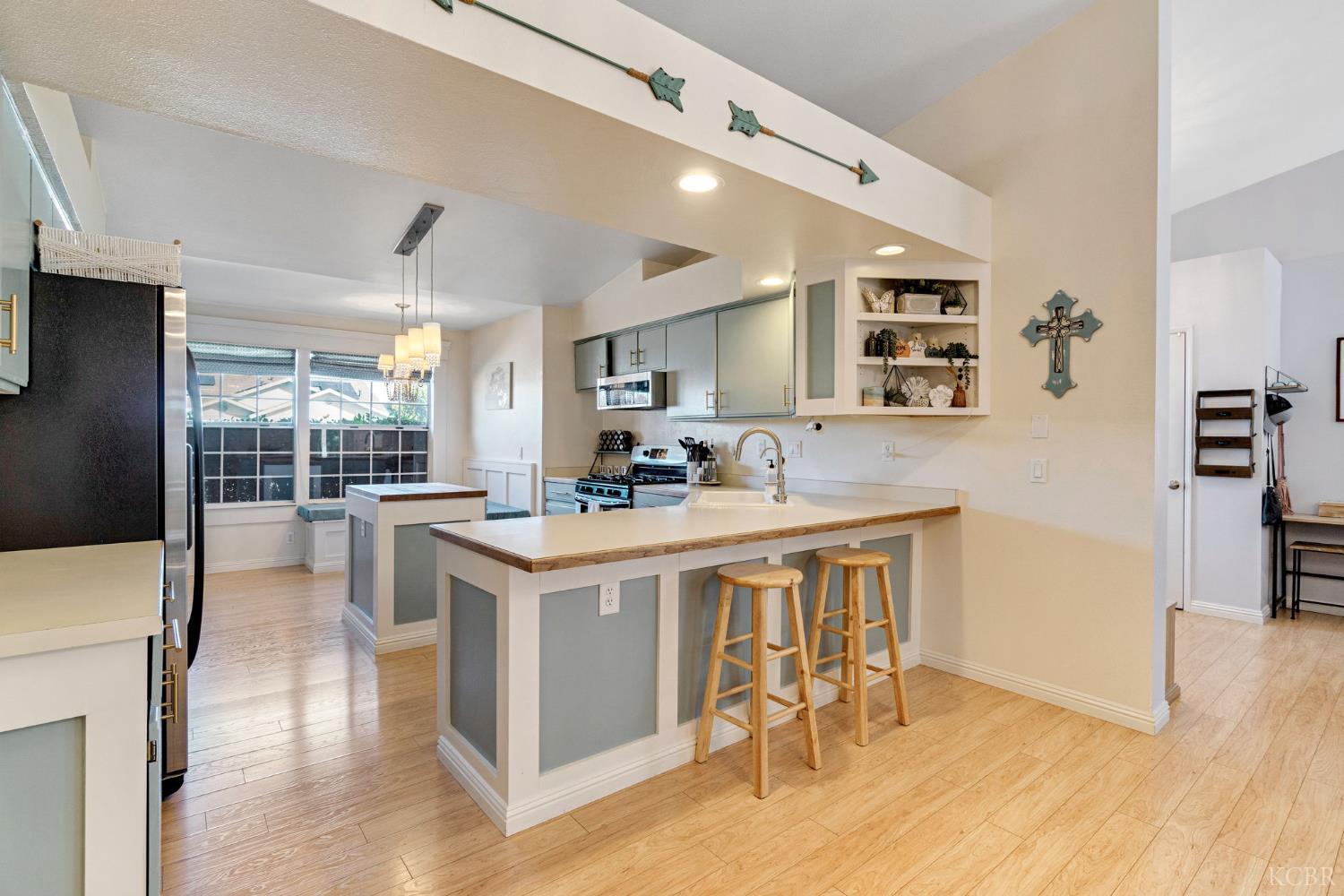 885 Rosewood Ln, Lemoore, CA 93245