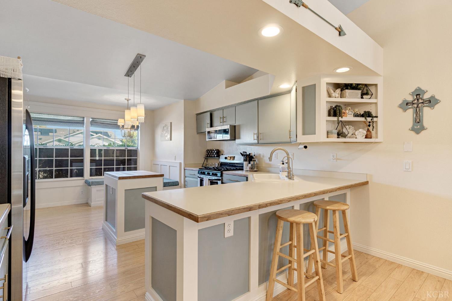 885 Rosewood Ln, Lemoore, CA 93245