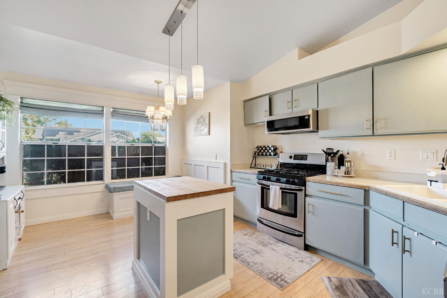 885 Rosewood Ln, Lemoore, CA 93245