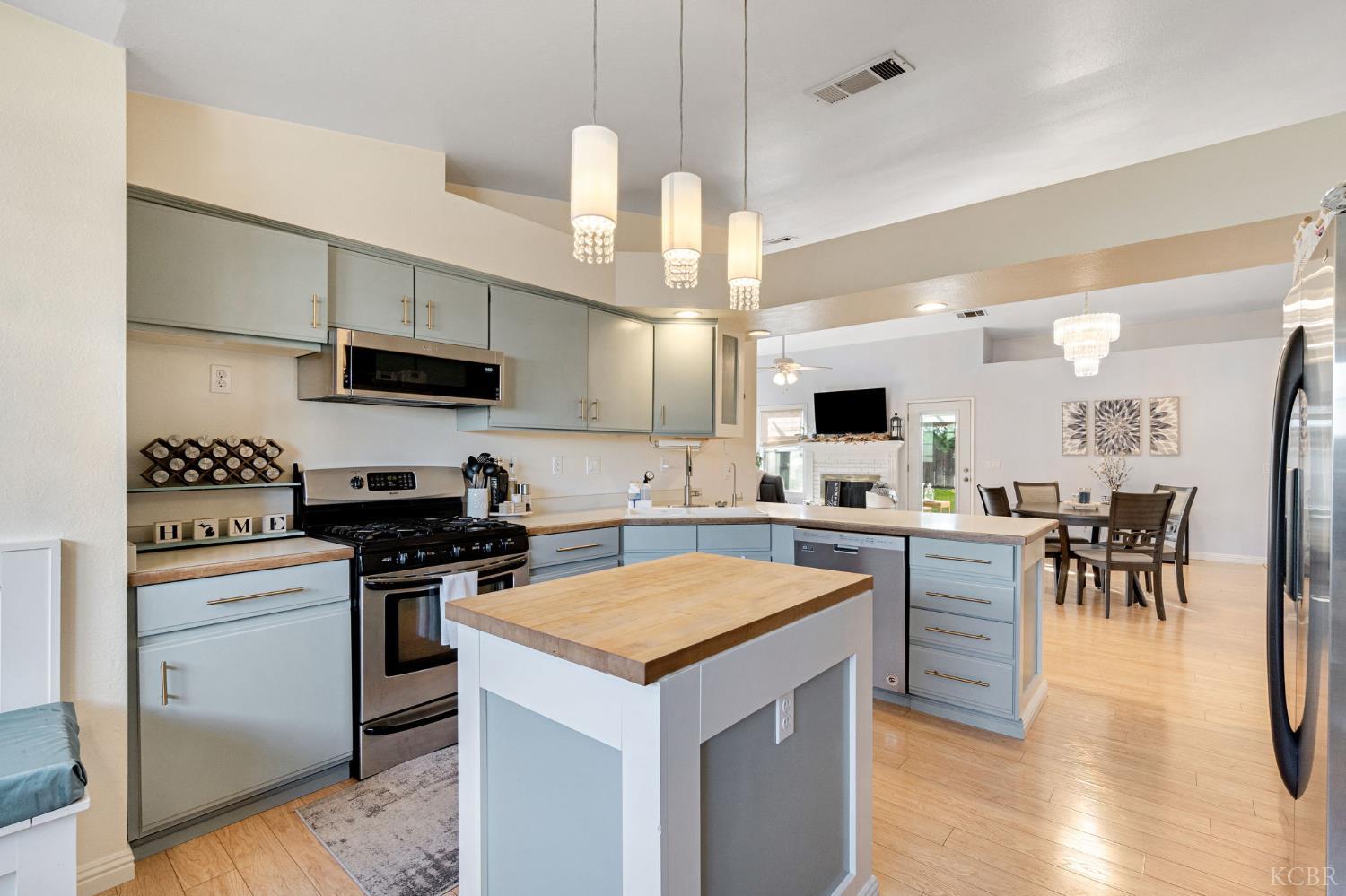 885 Rosewood Ln, Lemoore, CA 93245