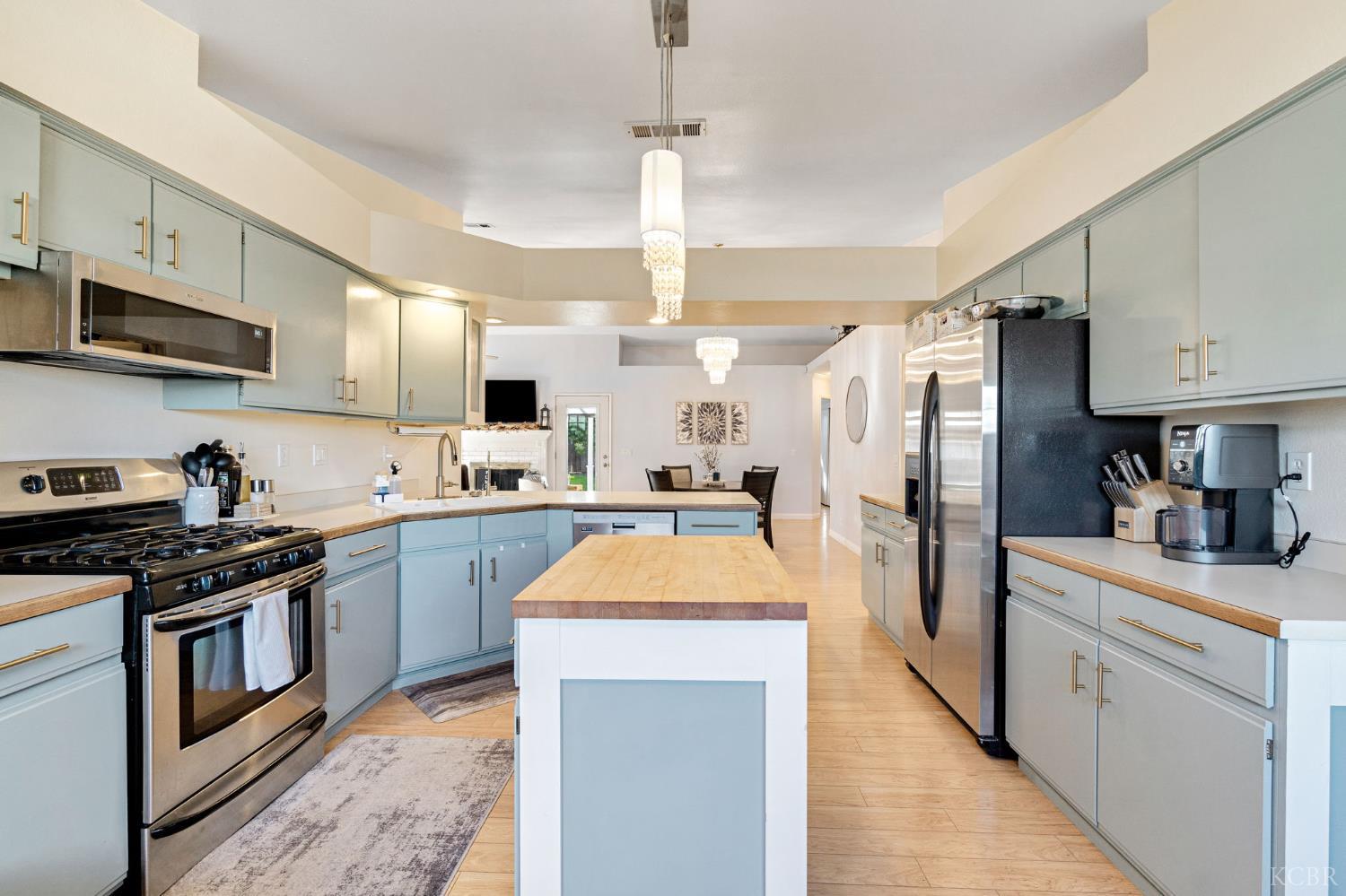 885 Rosewood Ln, Lemoore, CA 93245