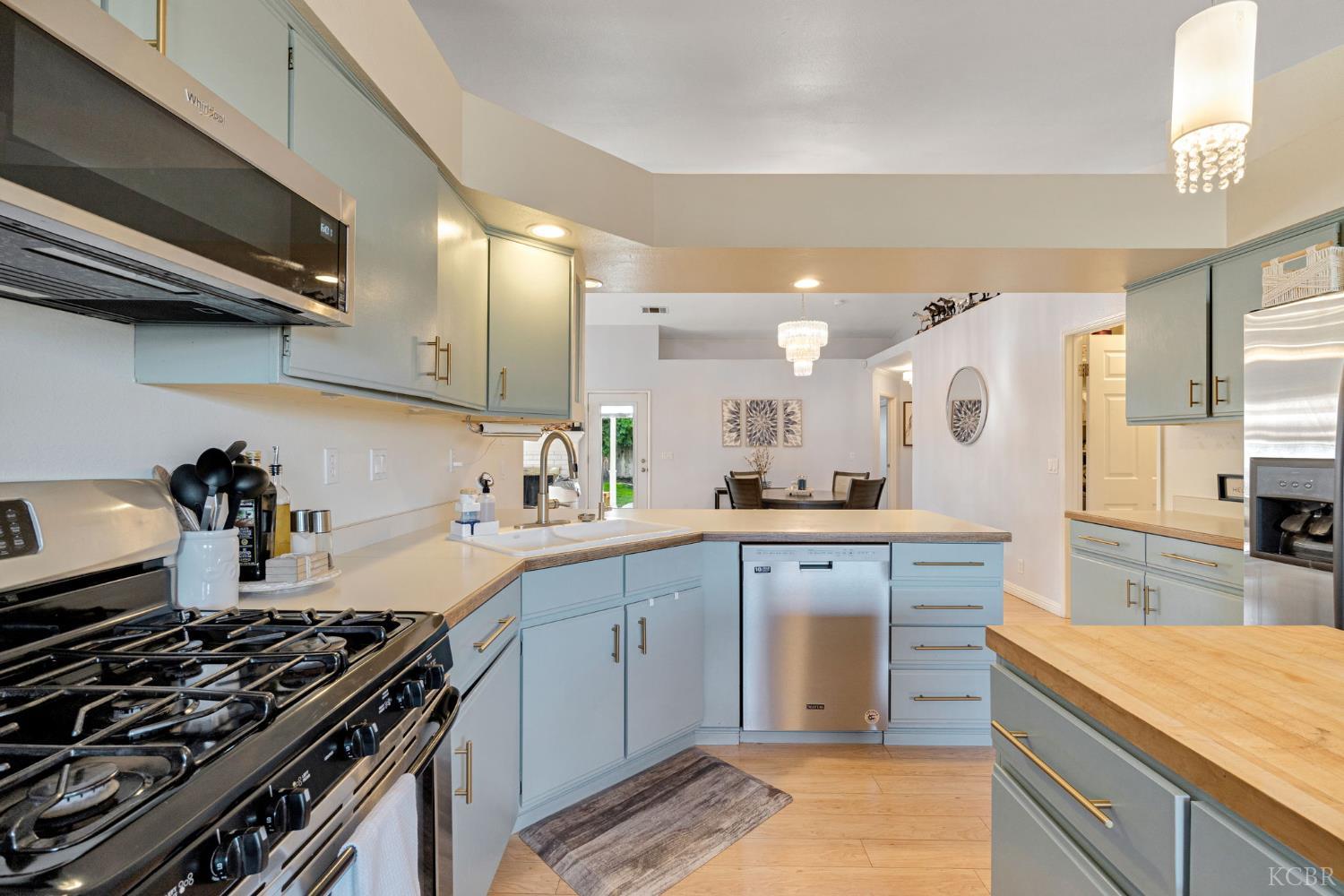 885 Rosewood Ln, Lemoore, CA 93245