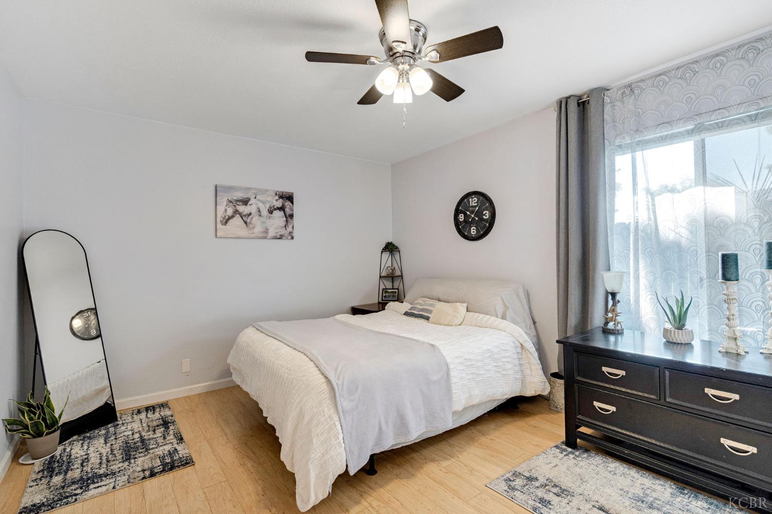 885 Rosewood Ln, Lemoore, CA 93245