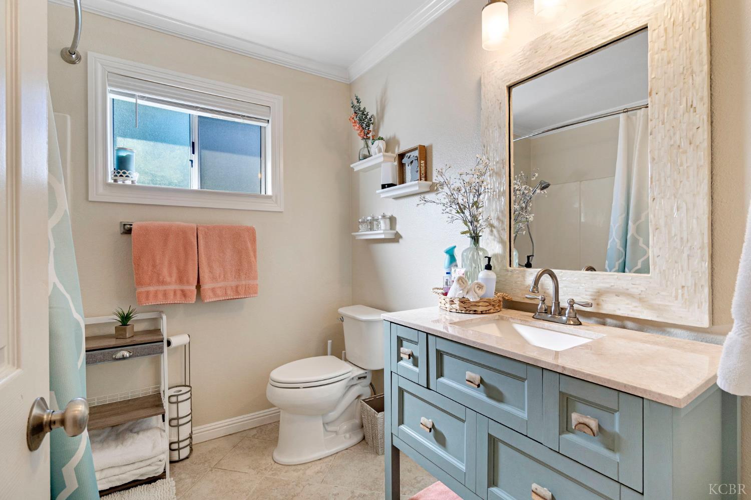 885 Rosewood Ln, Lemoore, CA 93245