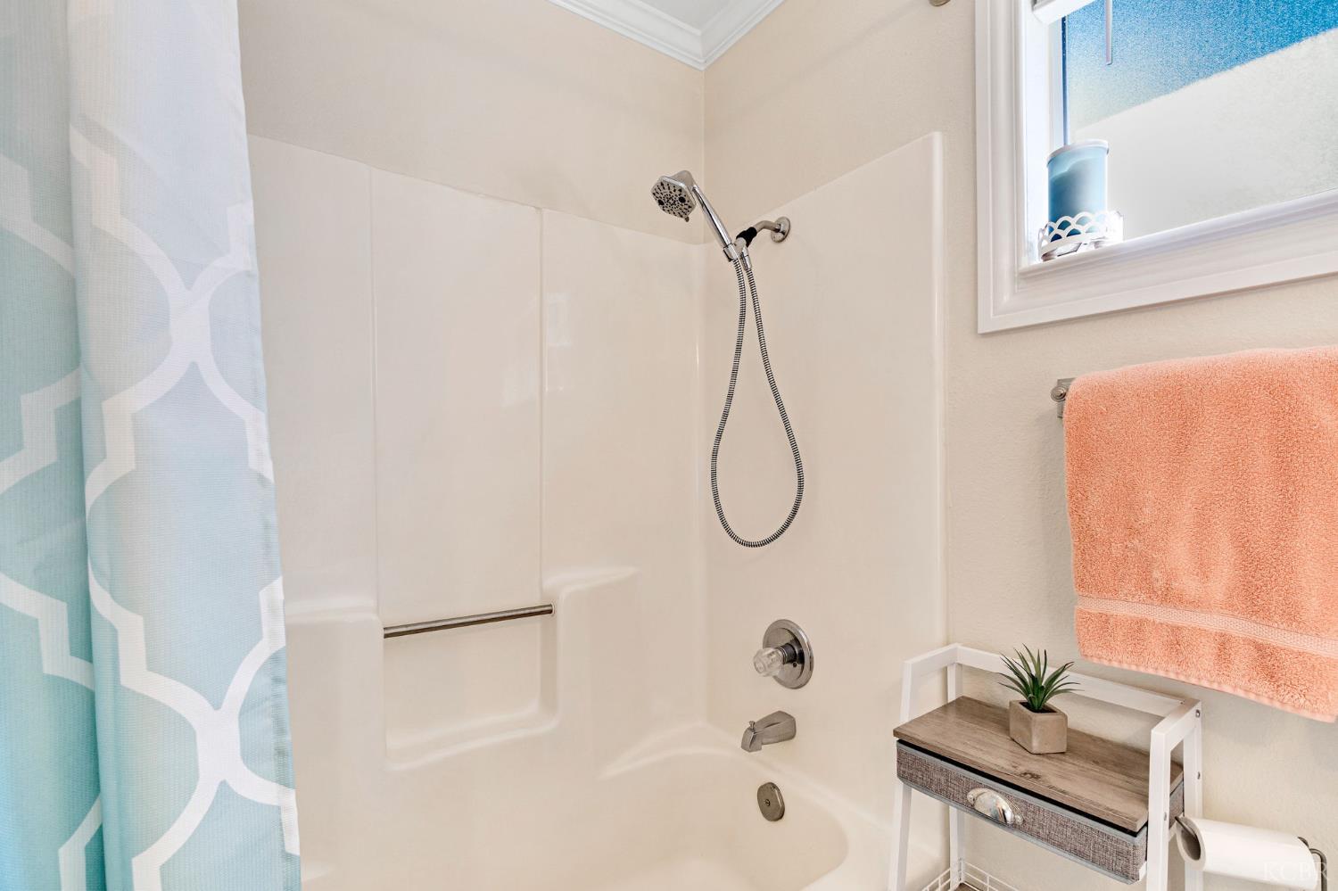 885 Rosewood Ln, Lemoore, CA 93245