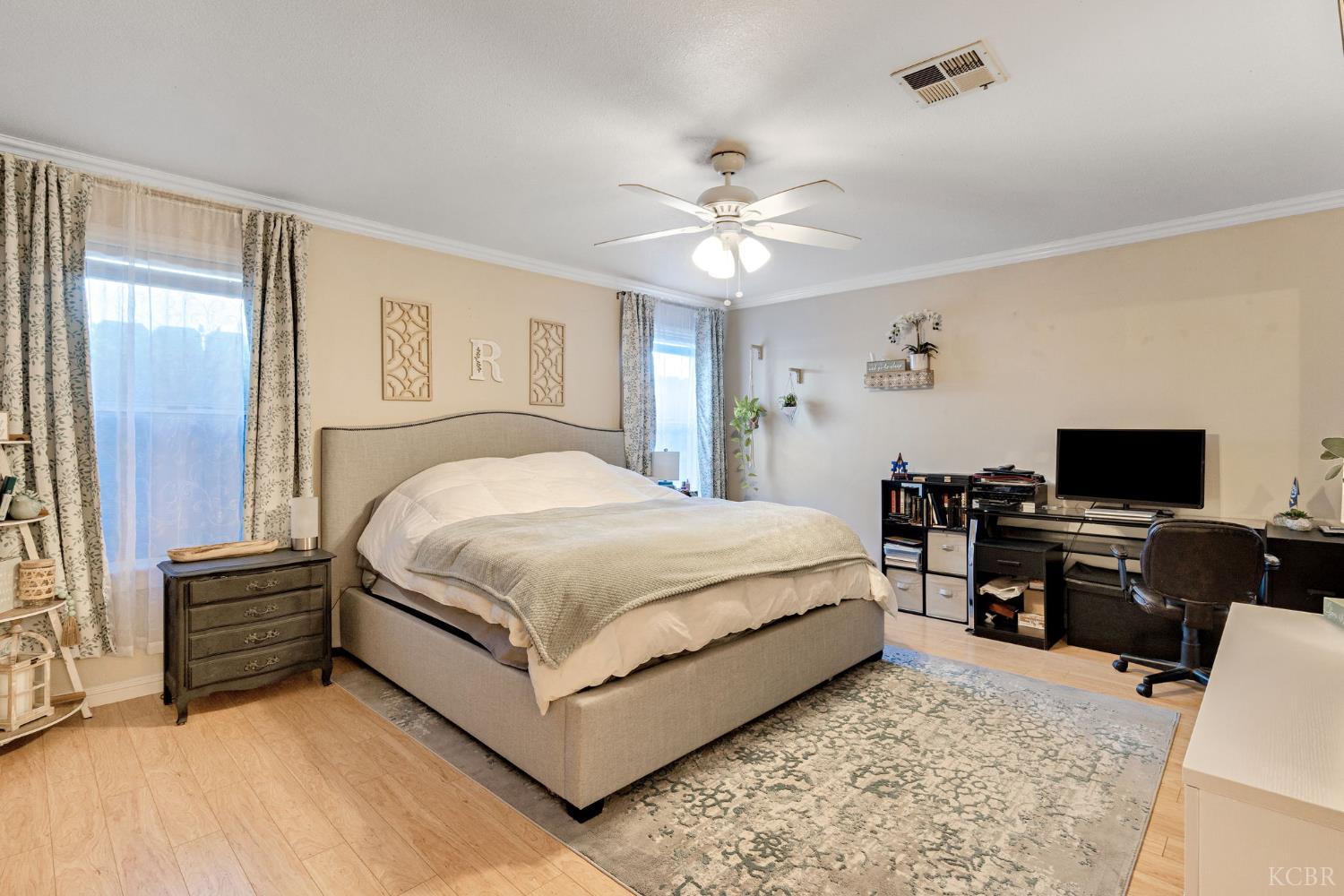 885 Rosewood Ln, Lemoore, CA 93245