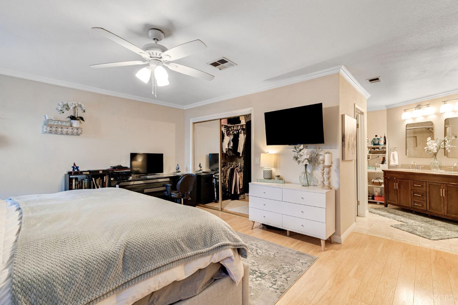 885 Rosewood Ln, Lemoore, CA 93245