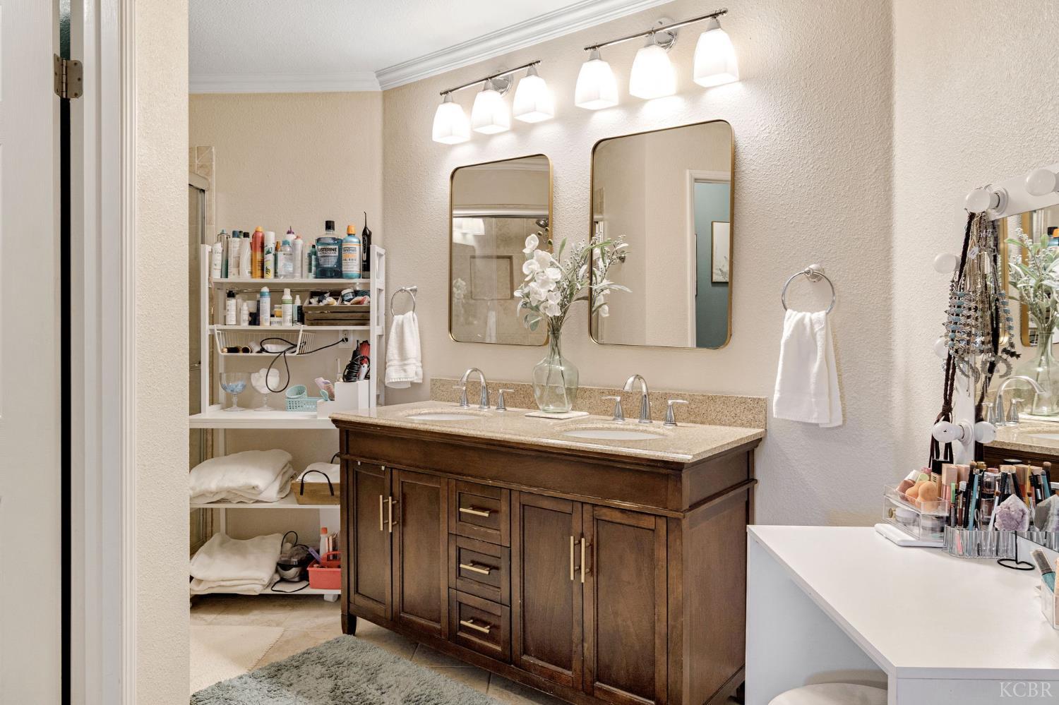 885 Rosewood Ln, Lemoore, CA 93245