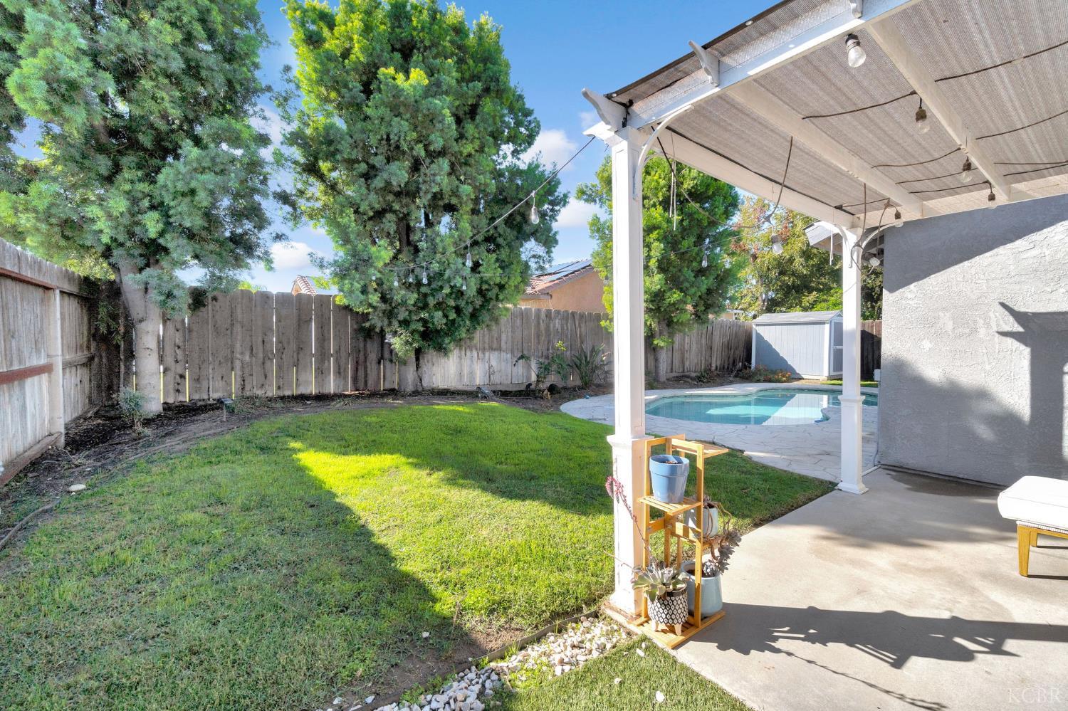 885 Rosewood Ln, Lemoore, CA 93245