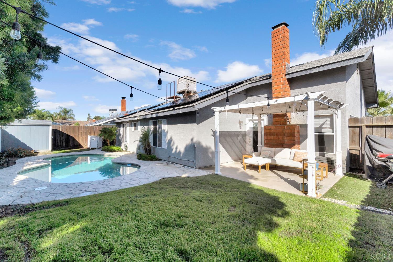 885 Rosewood Ln, Lemoore, CA 93245