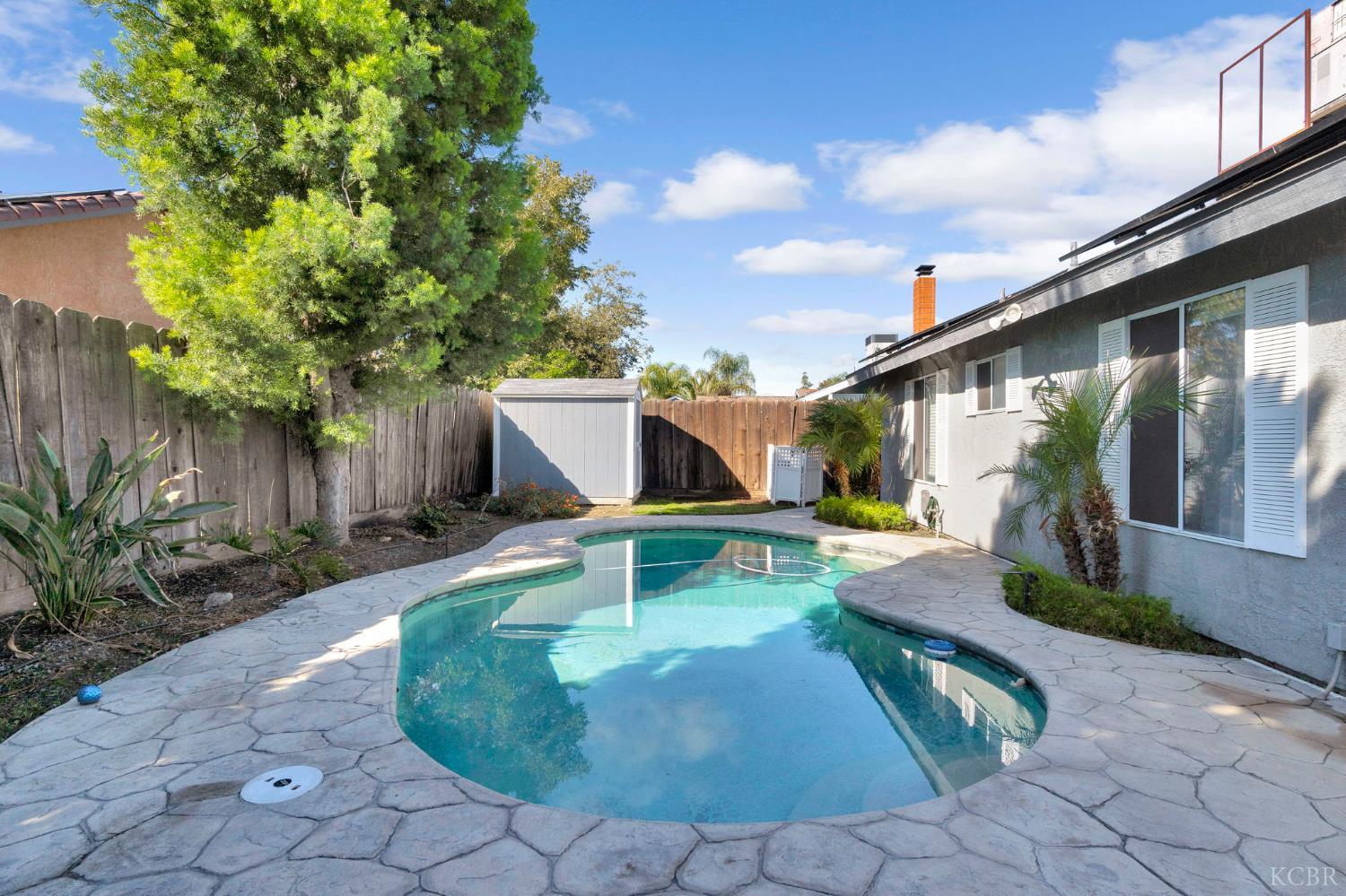 885 Rosewood Ln, Lemoore, CA 93245