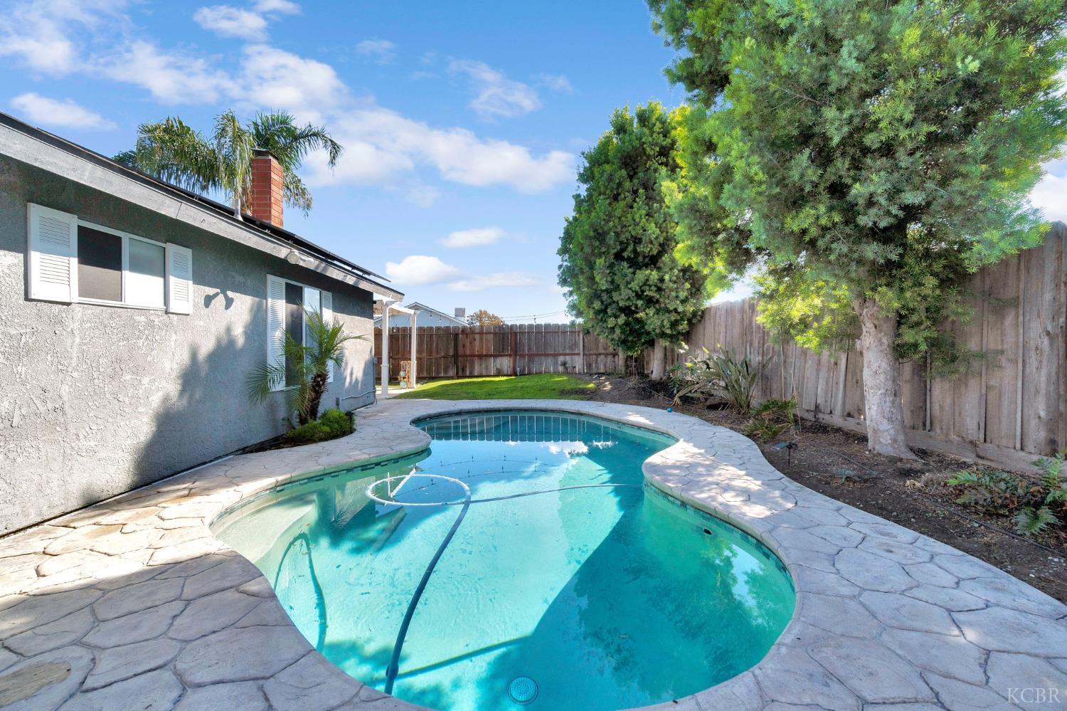 885 Rosewood Ln, Lemoore, CA 93245