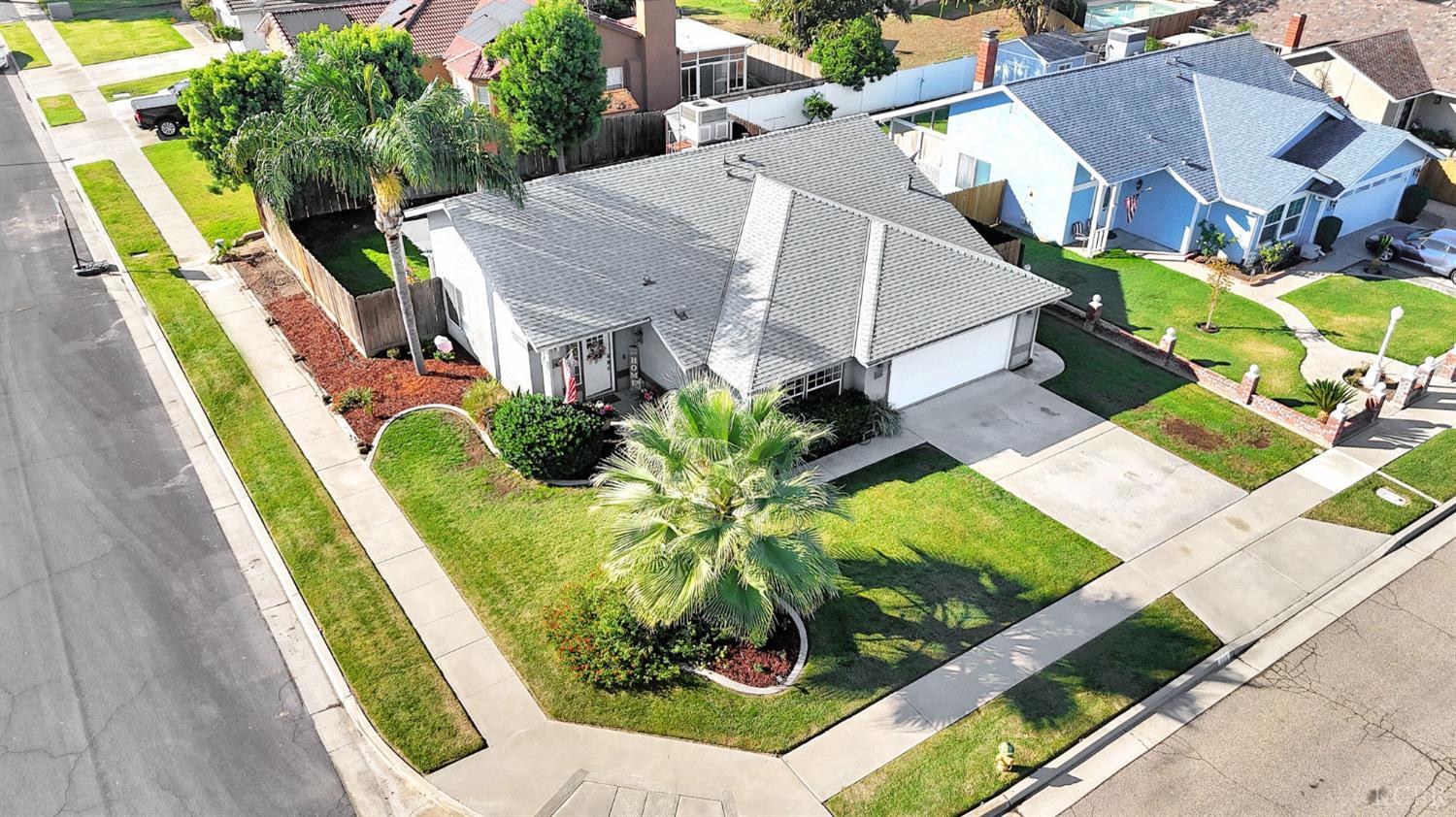 885 Rosewood Ln, Lemoore, CA 93245