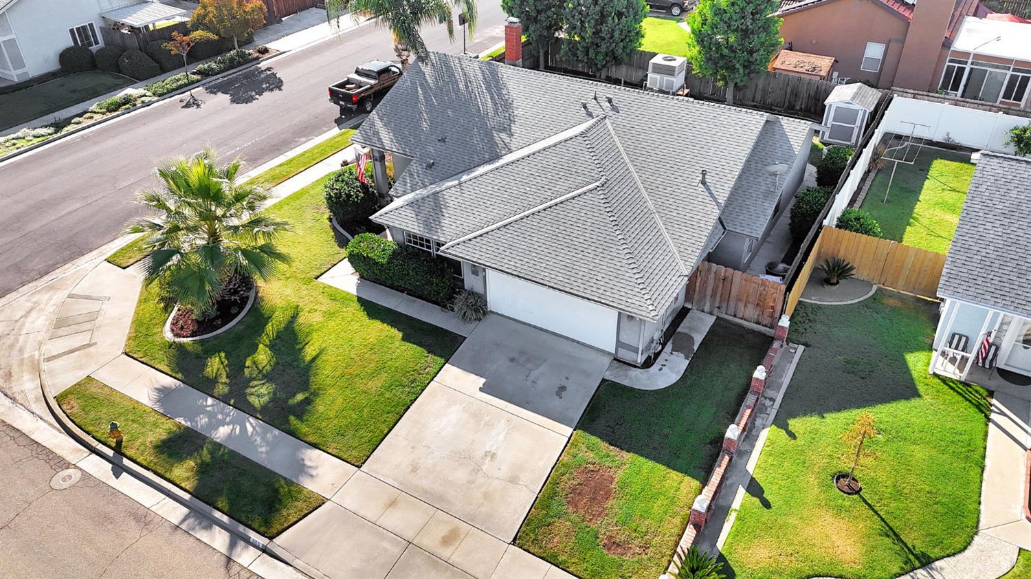 885 Rosewood Ln, Lemoore, CA 93245