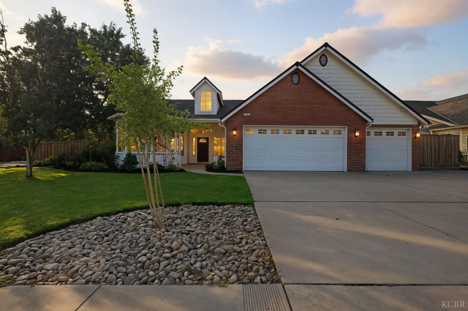 1109 W Cinnamon Ave, Hanford, CA 93230