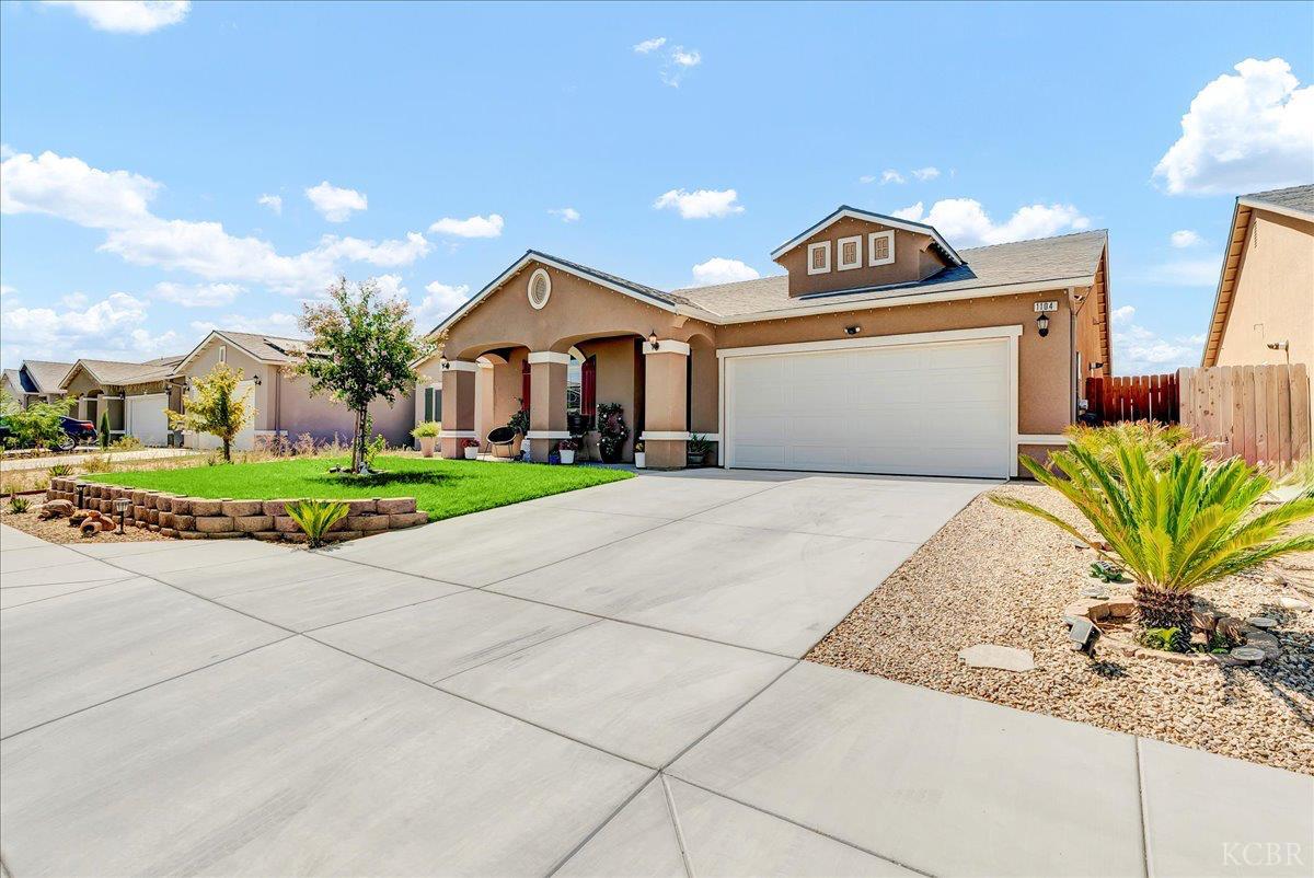 1104 E Ventura St, Avenal, CA 93204