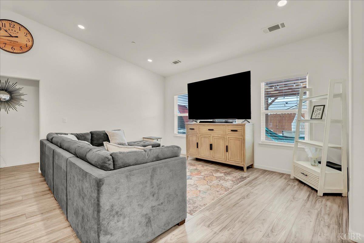 1104 E Ventura St, Avenal, CA 93204