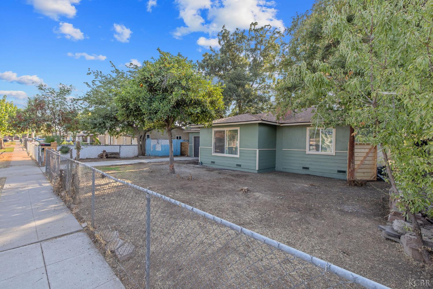 2452 S Holloway Ave, Fresno, CA 93725