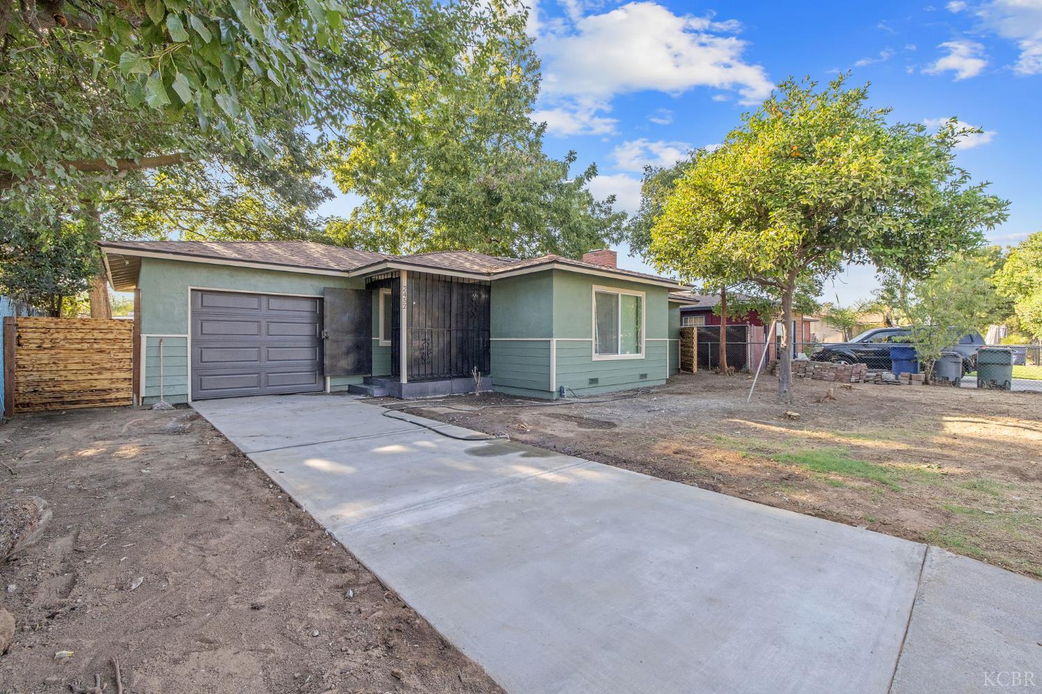 2452 S Holloway Ave, Fresno, CA 93725