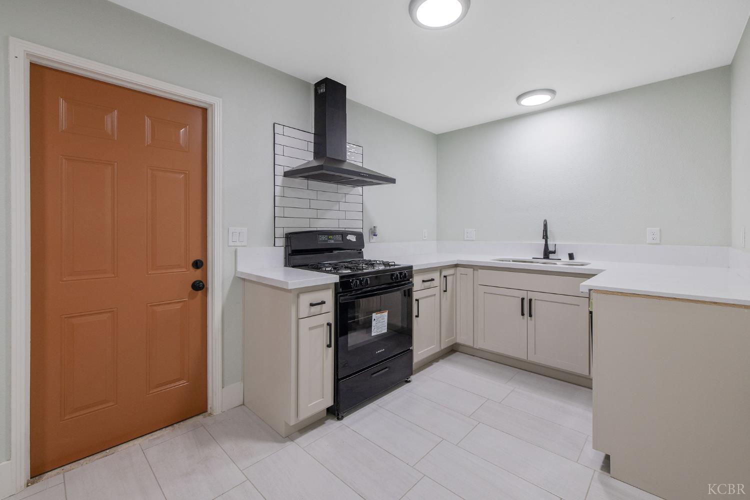 2452 S Holloway Ave, Fresno, CA 93725