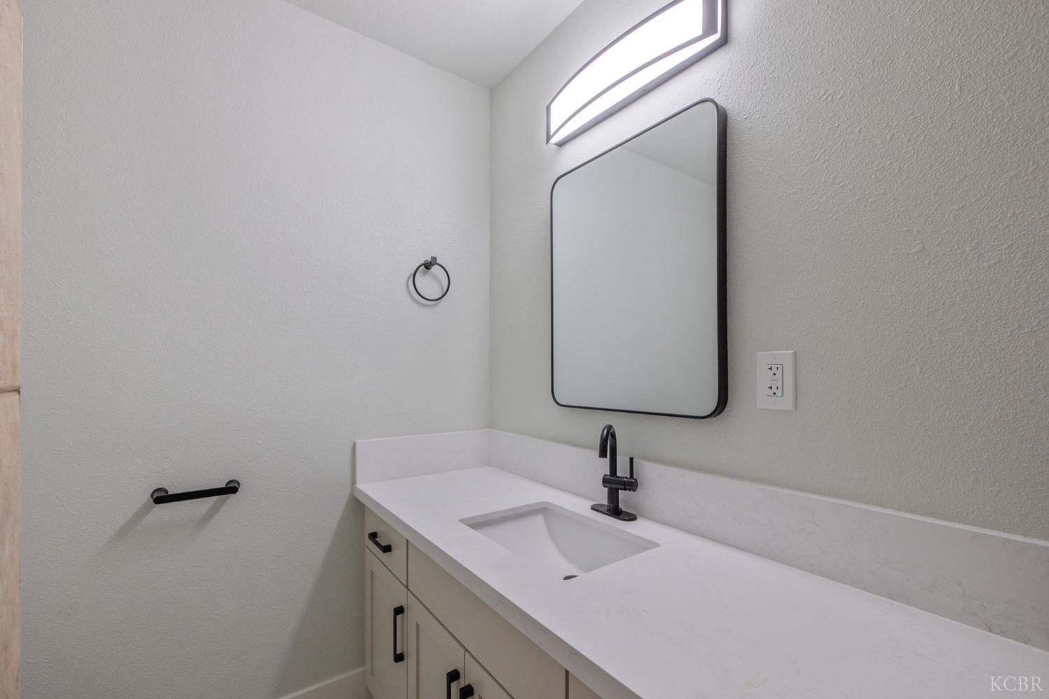 2452 S Holloway Ave, Fresno, CA 93725