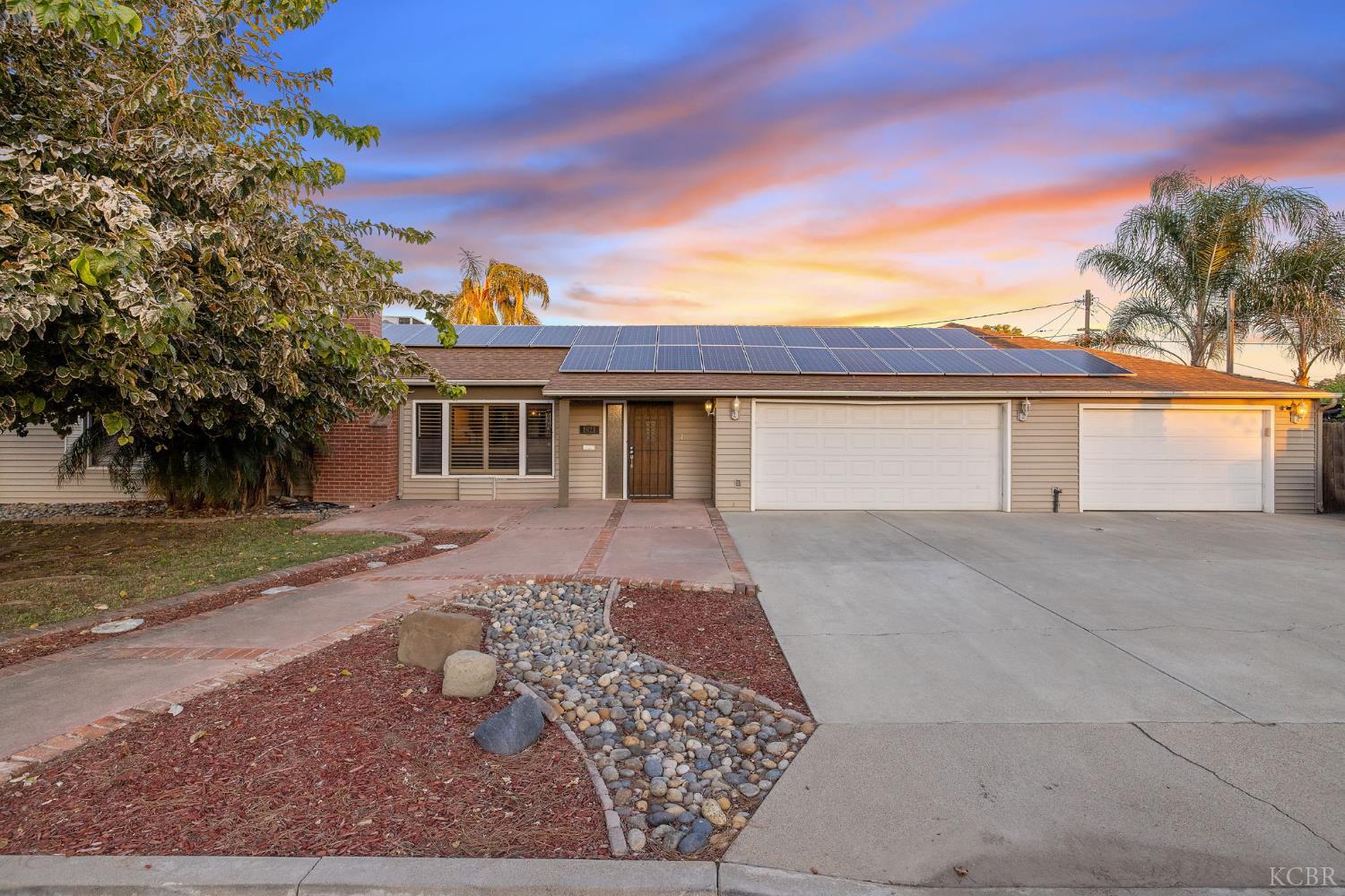 1821 Mulberry Dr, Hanford, CA 93230