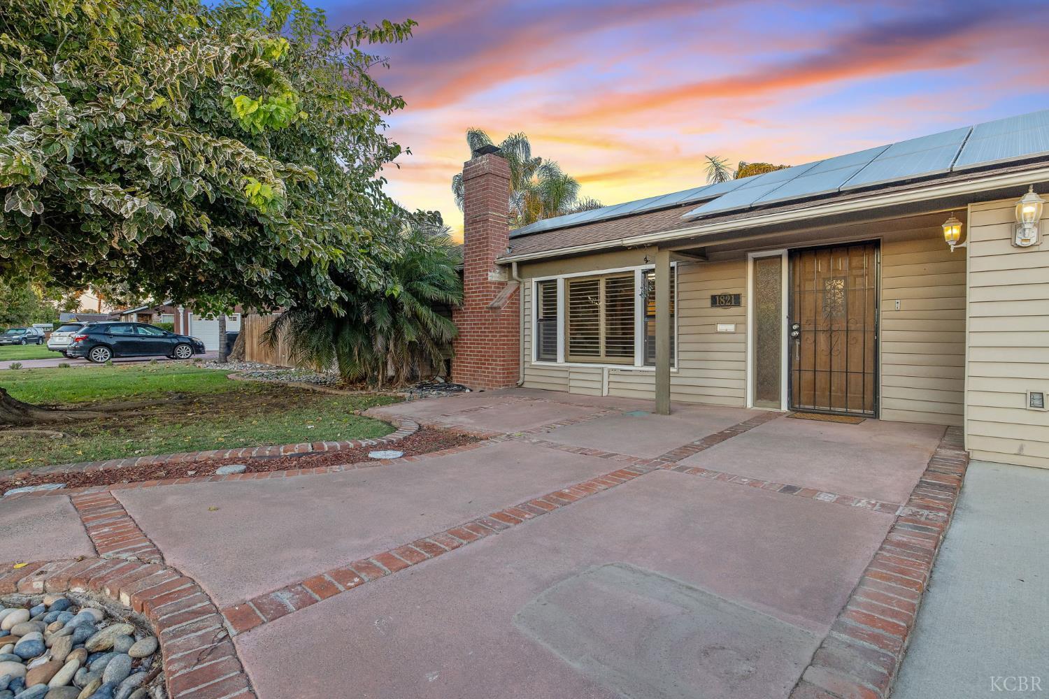 1821 Mulberry Dr, Hanford, CA 93230