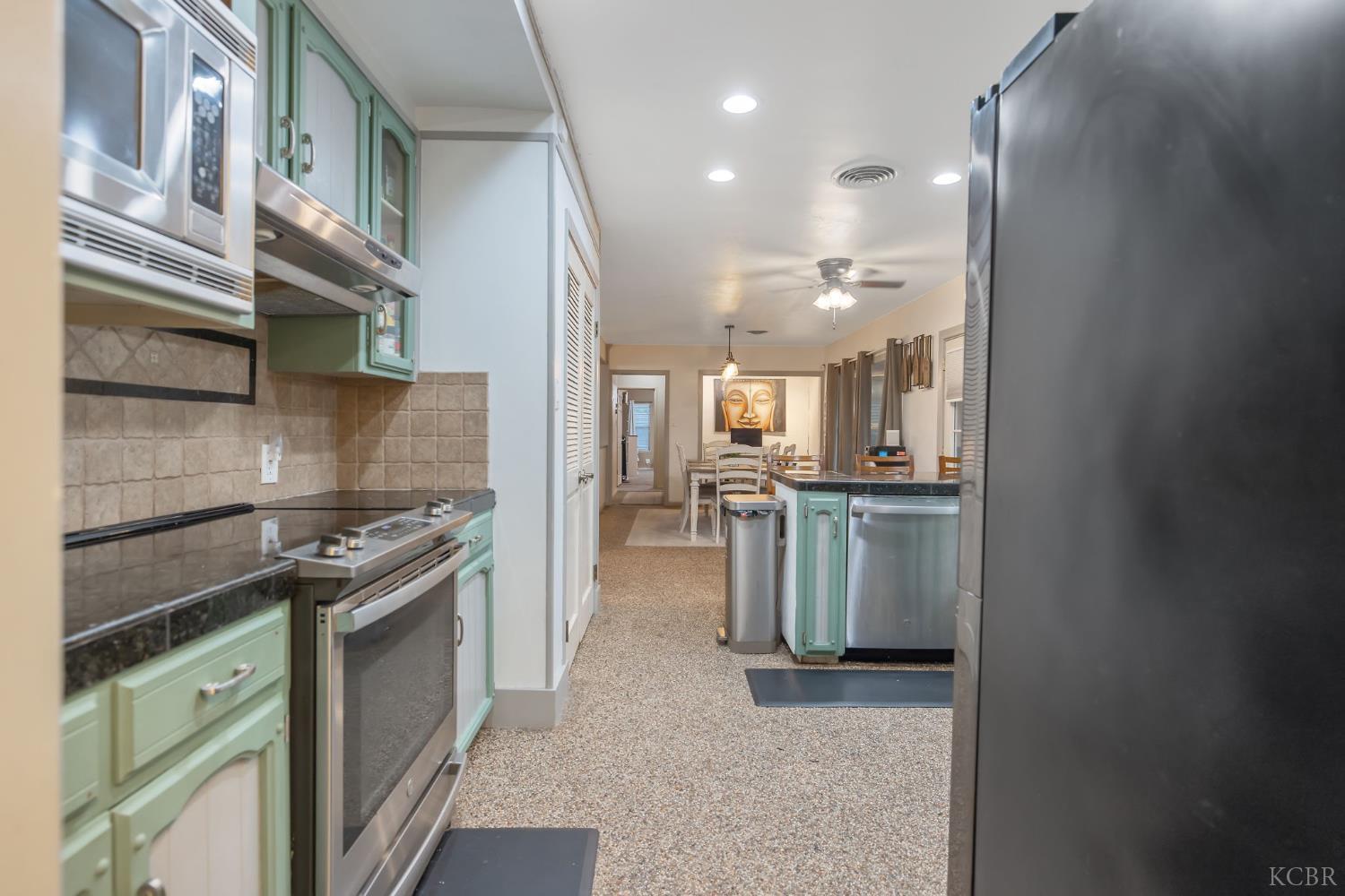 1821 Mulberry Dr, Hanford, CA 93230