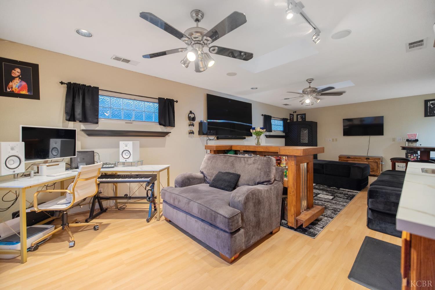 1821 Mulberry Dr, Hanford, CA 93230