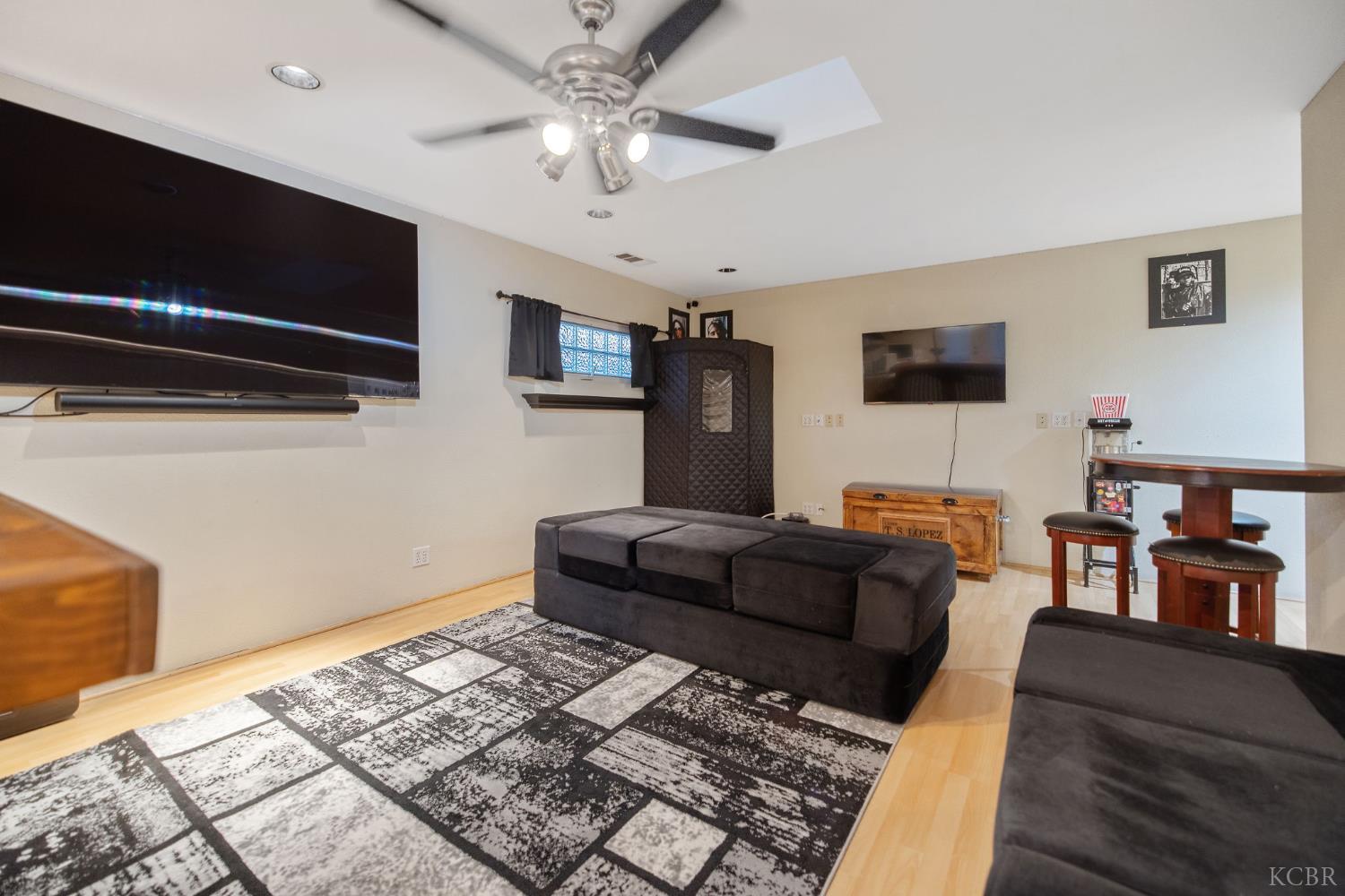 1821 Mulberry Dr, Hanford, CA 93230