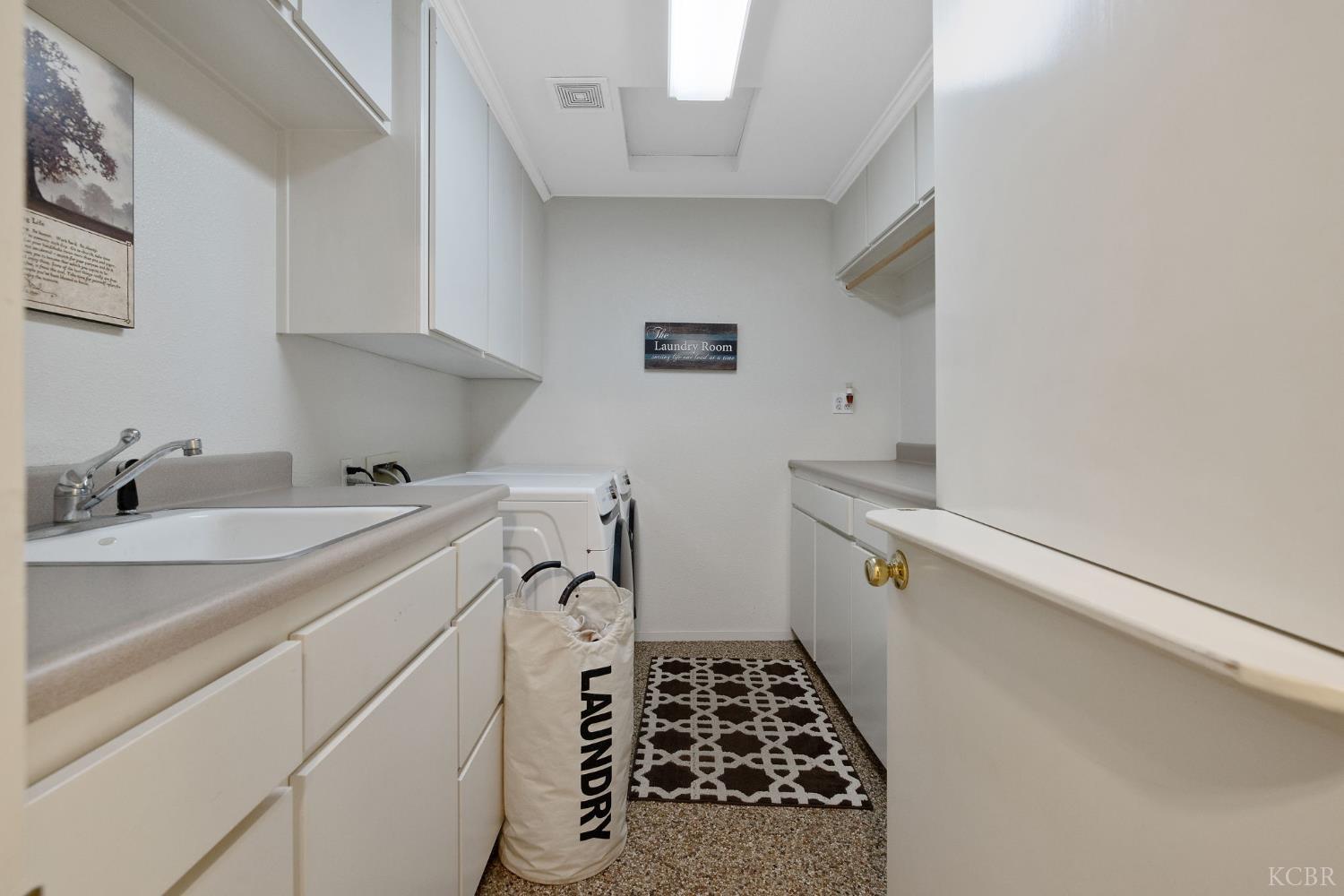 1821 Mulberry Dr, Hanford, CA 93230