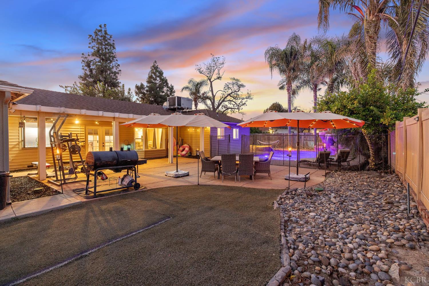 1821 Mulberry Dr, Hanford, CA 93230