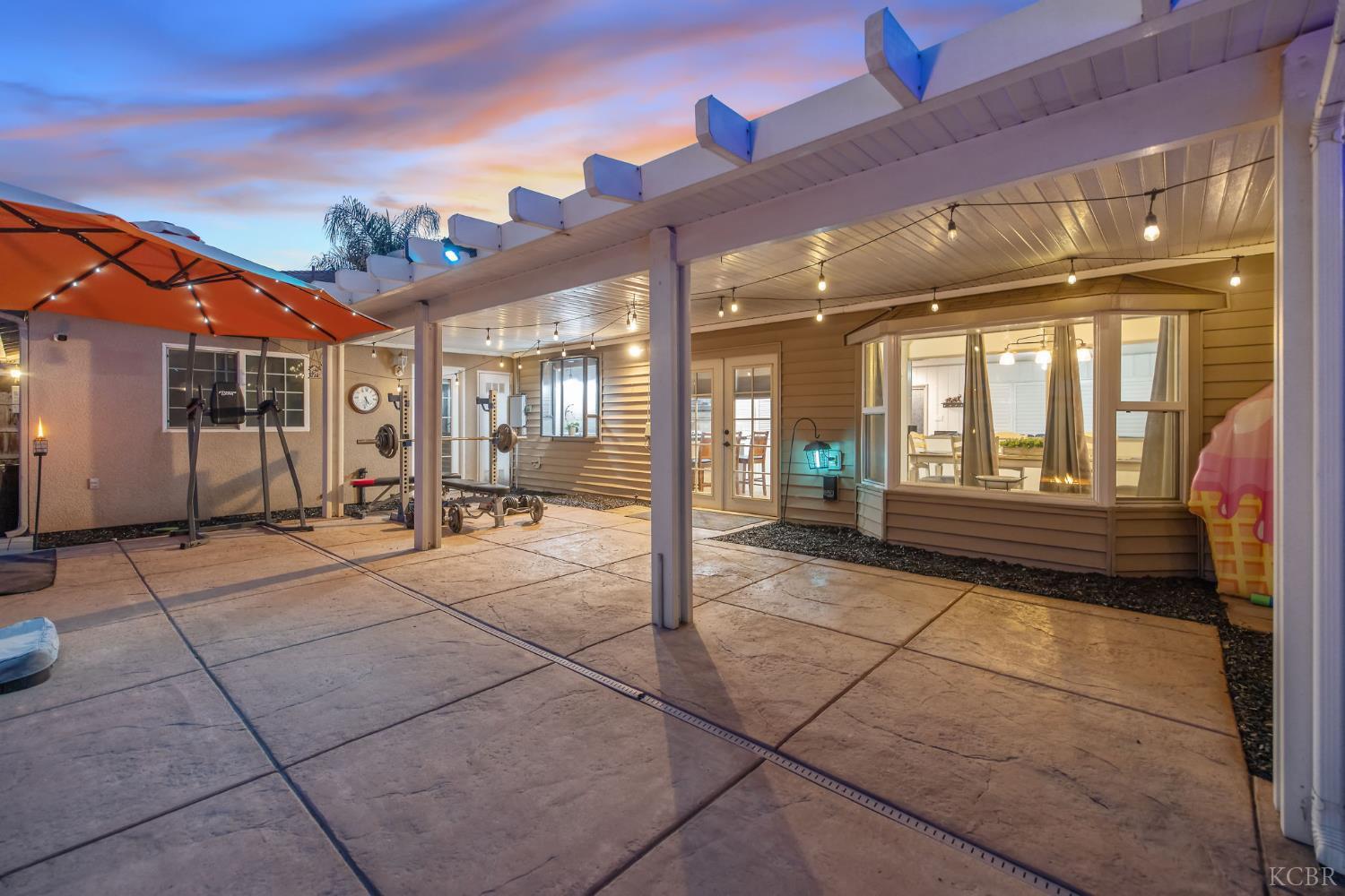 1821 Mulberry Dr, Hanford, CA 93230