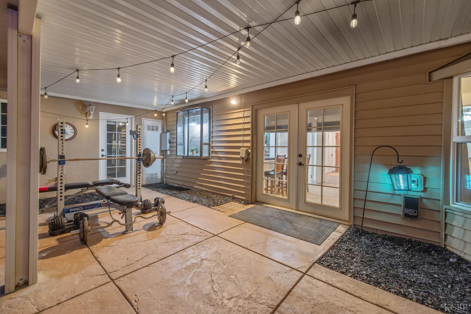 1821 Mulberry Dr, Hanford, CA 93230