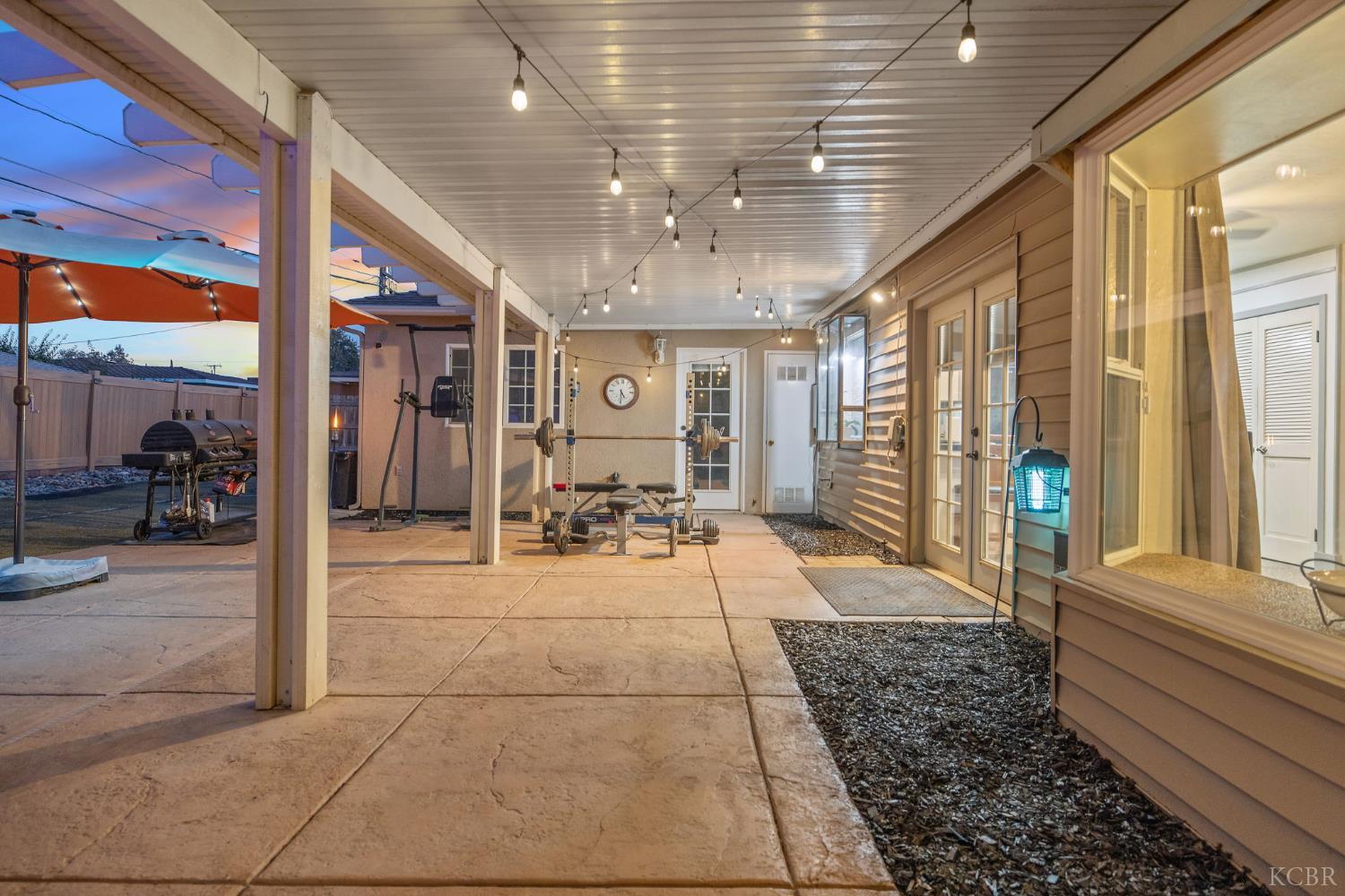 1821 Mulberry Dr, Hanford, CA 93230