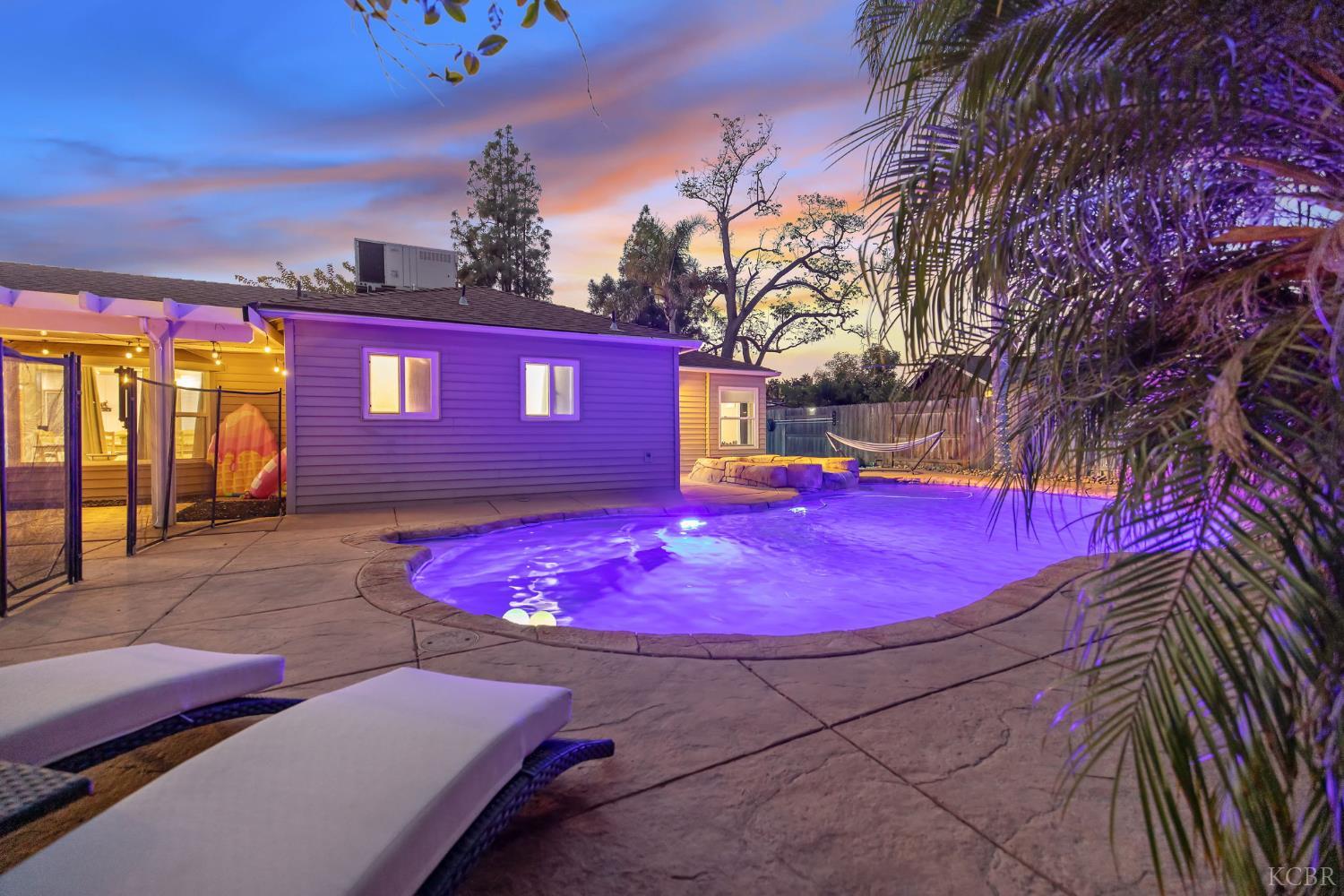 1821 Mulberry Dr, Hanford, CA 93230