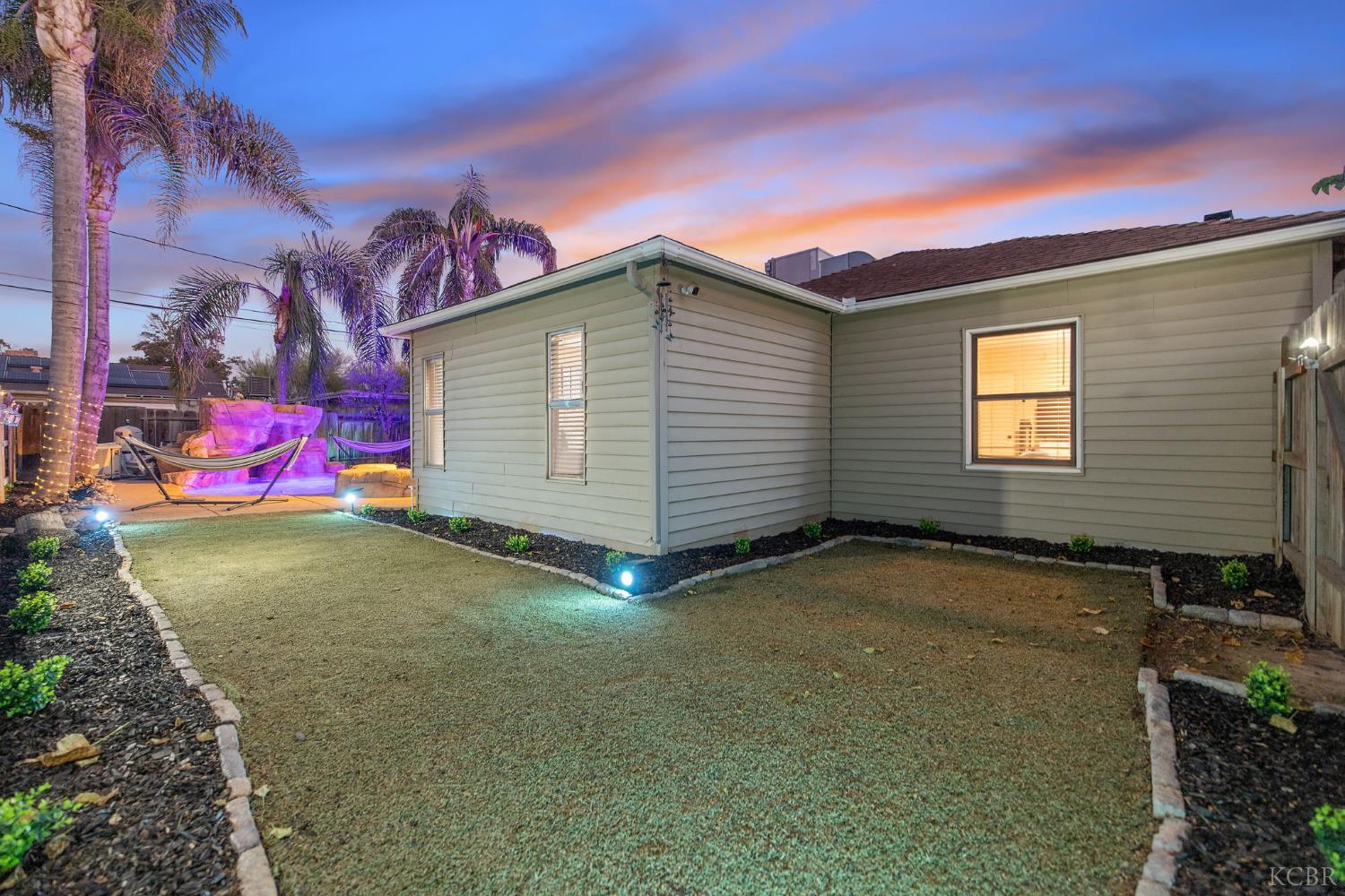 1821 Mulberry Dr, Hanford, CA 93230