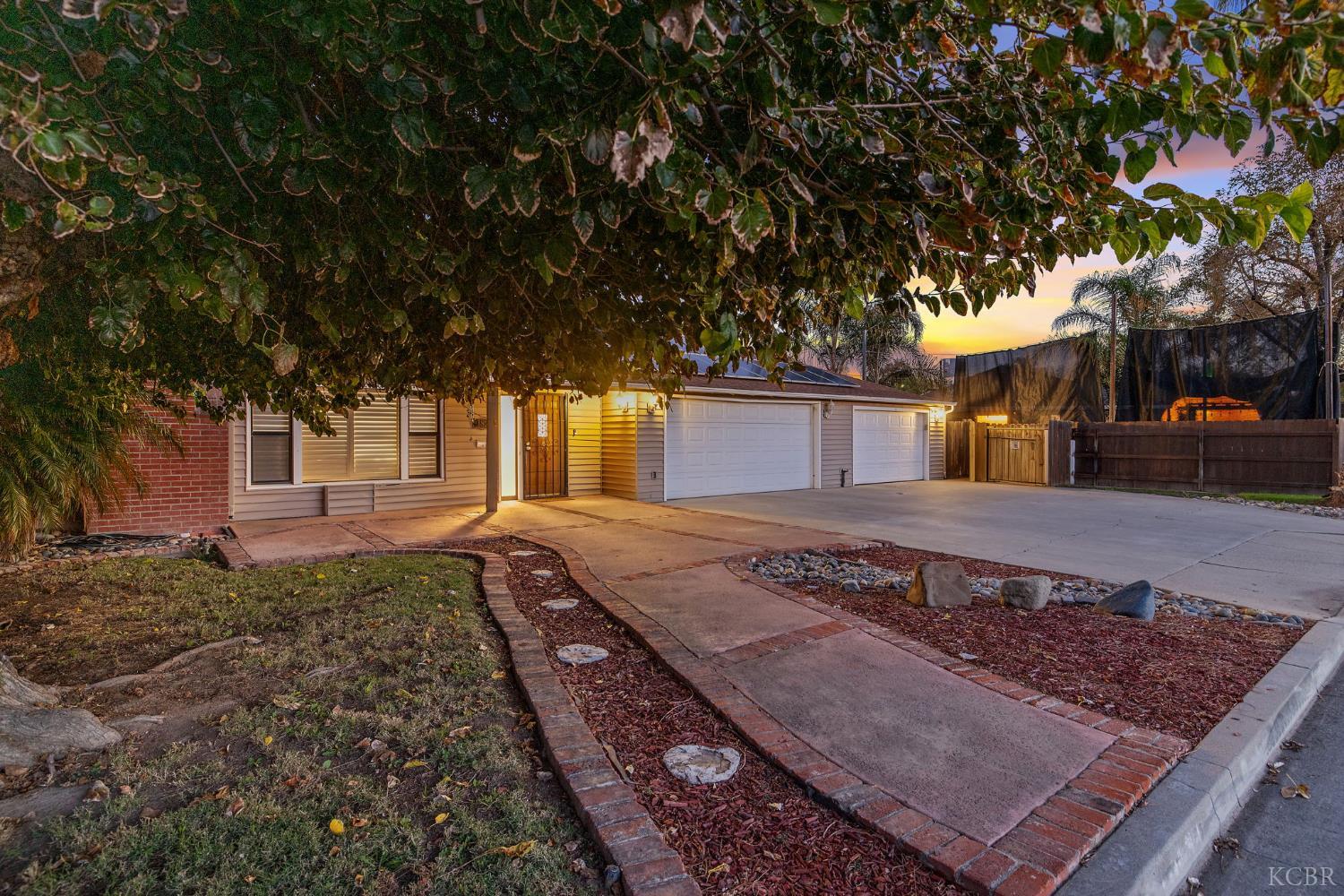 1821 Mulberry Dr, Hanford, CA 93230