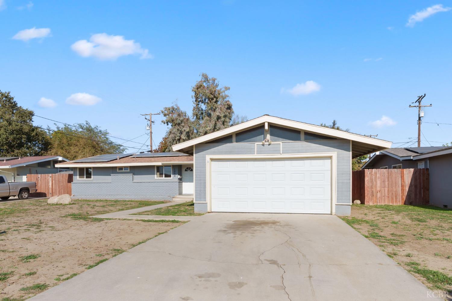 1004 E Myrtle St, Hanford, CA 93230
