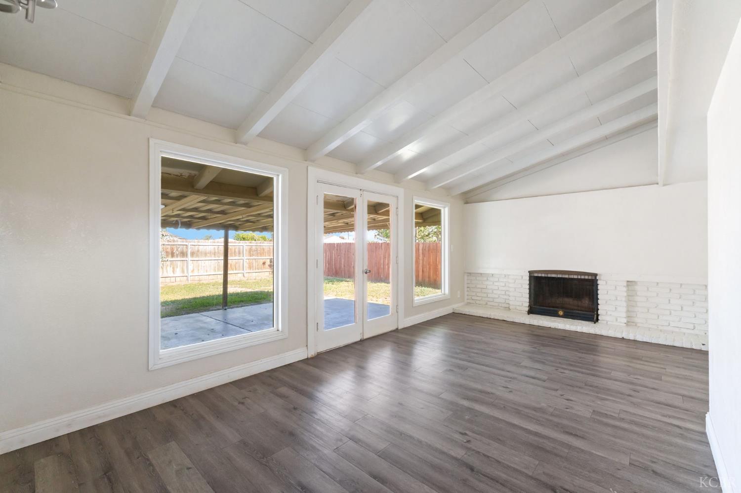 1004 E Myrtle St, Hanford, CA 93230