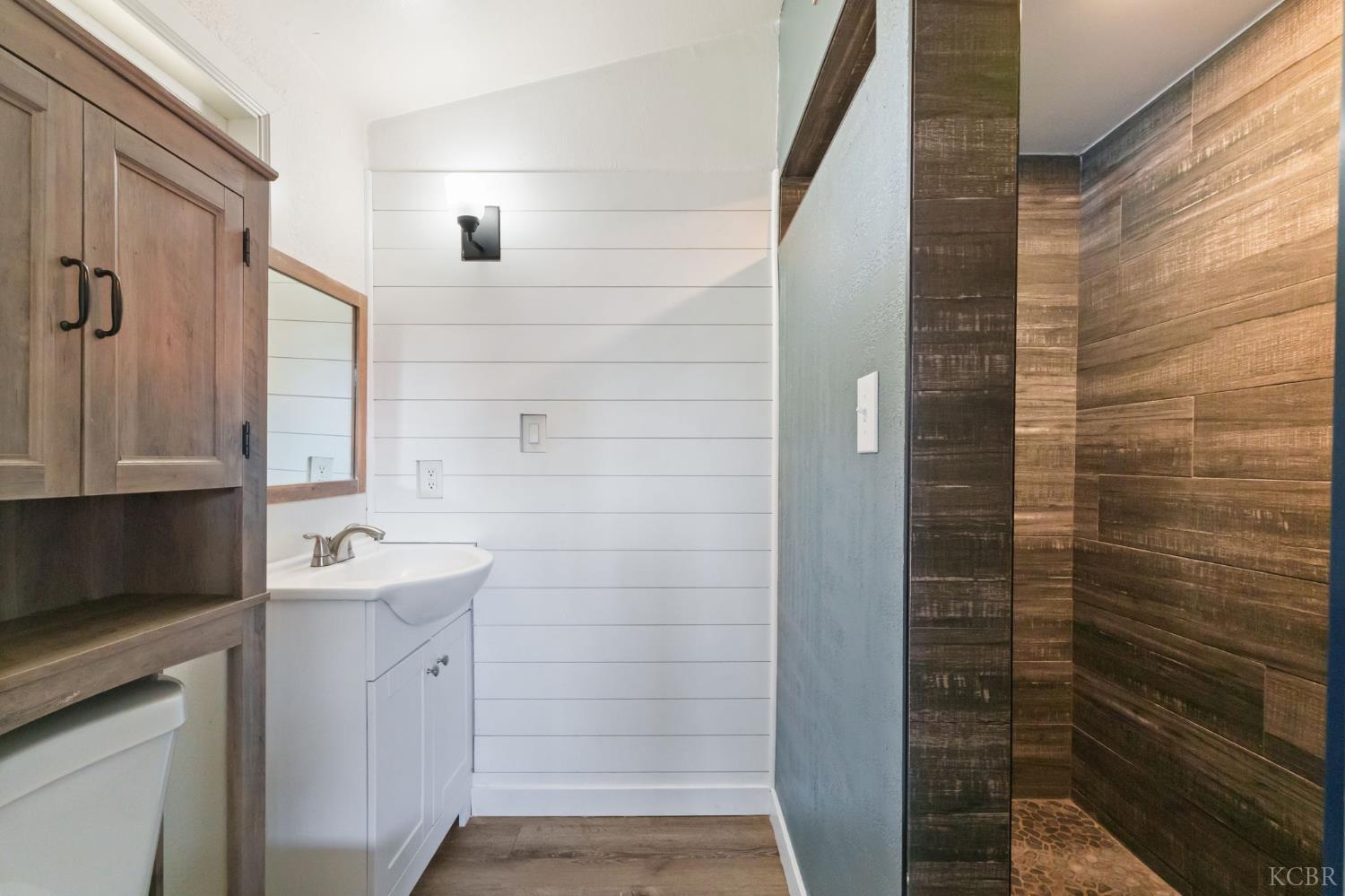 1004 E Myrtle St, Hanford, CA 93230